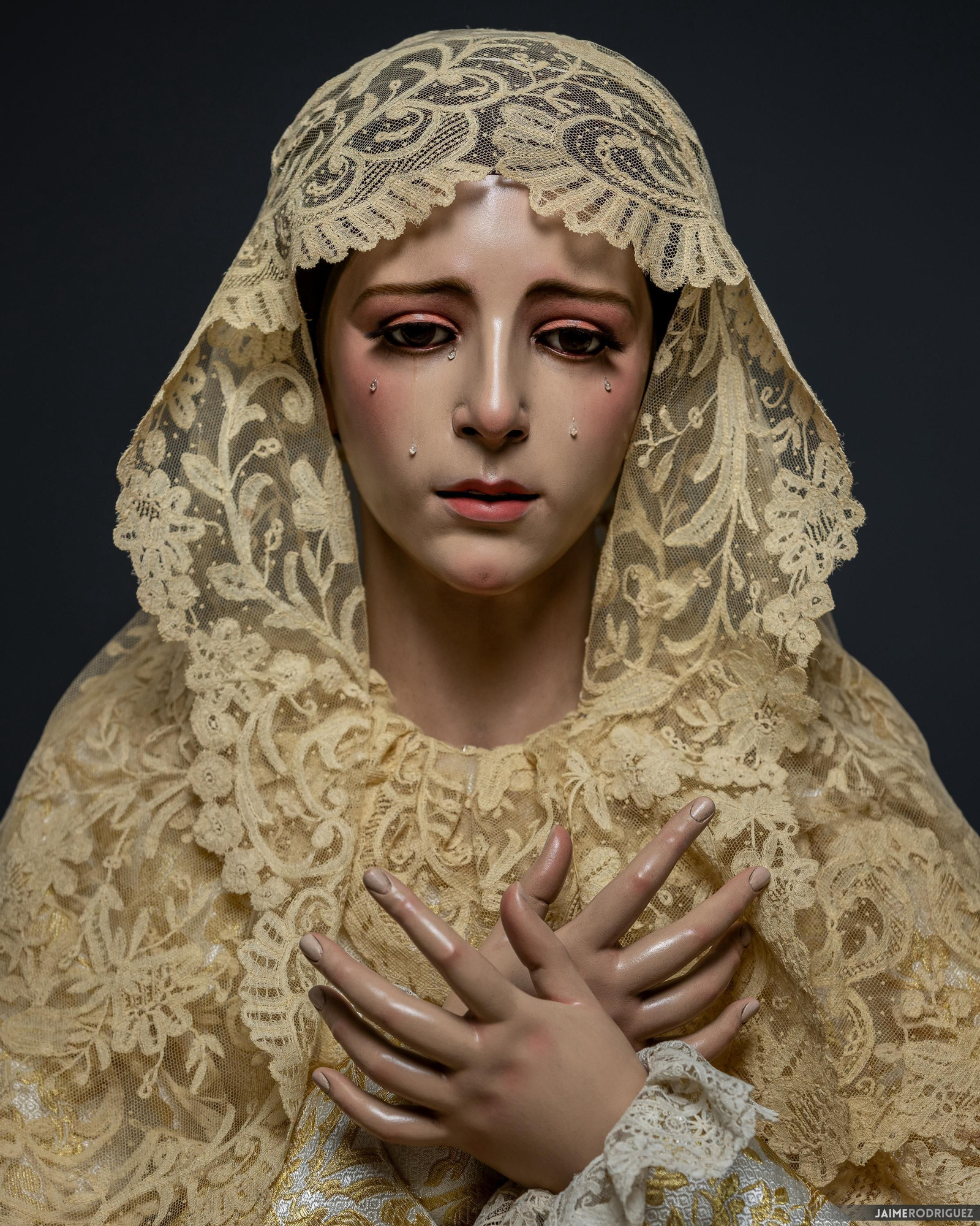 Plano frontal de la dolorosa