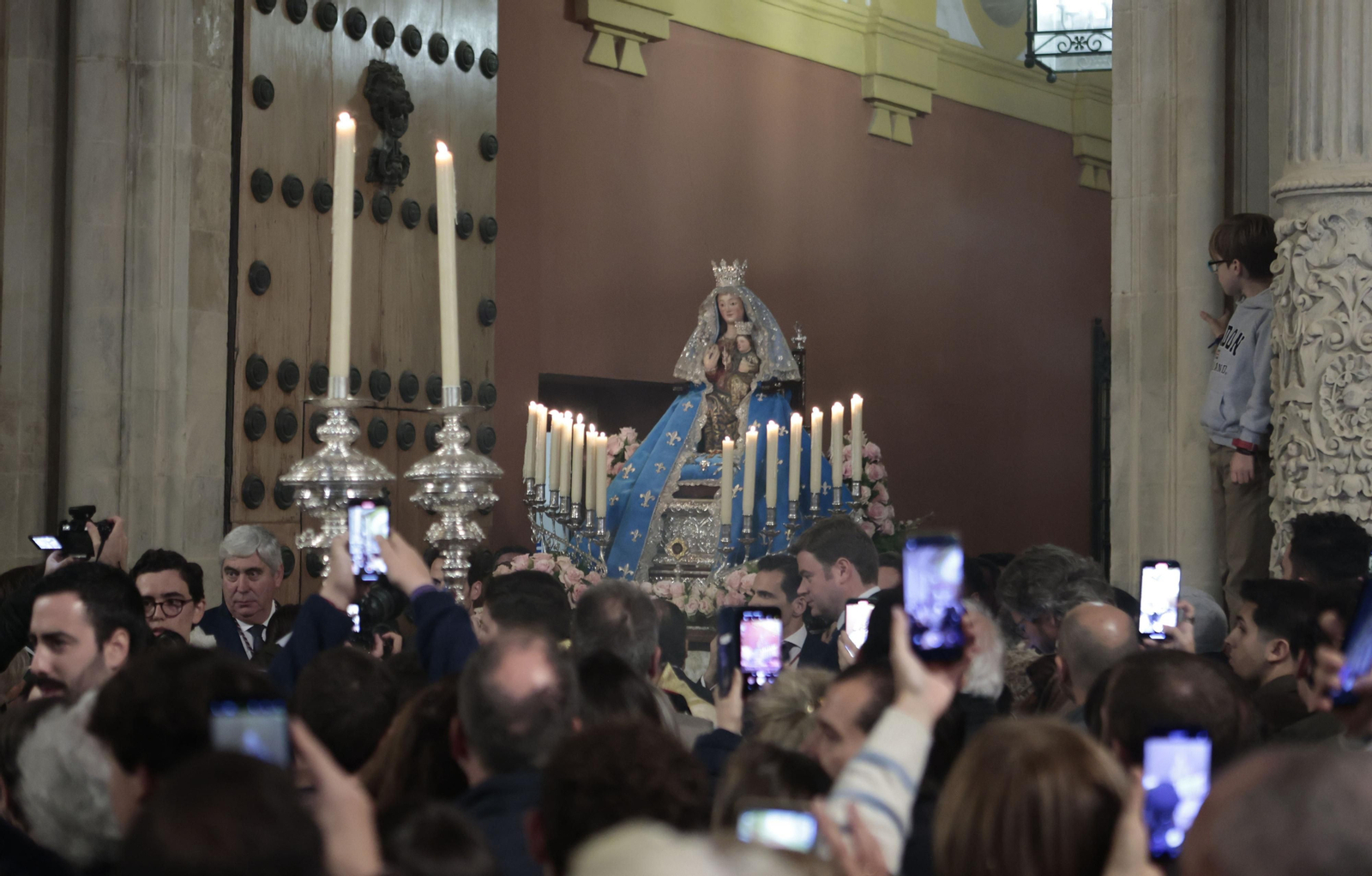 Las imágenes del traslado de la Virgen de Valme a la Catedral