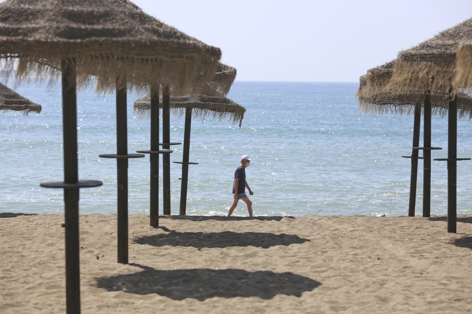 Fotos de la playa de la Malagueta, en Málaga, vacía pese al calor
