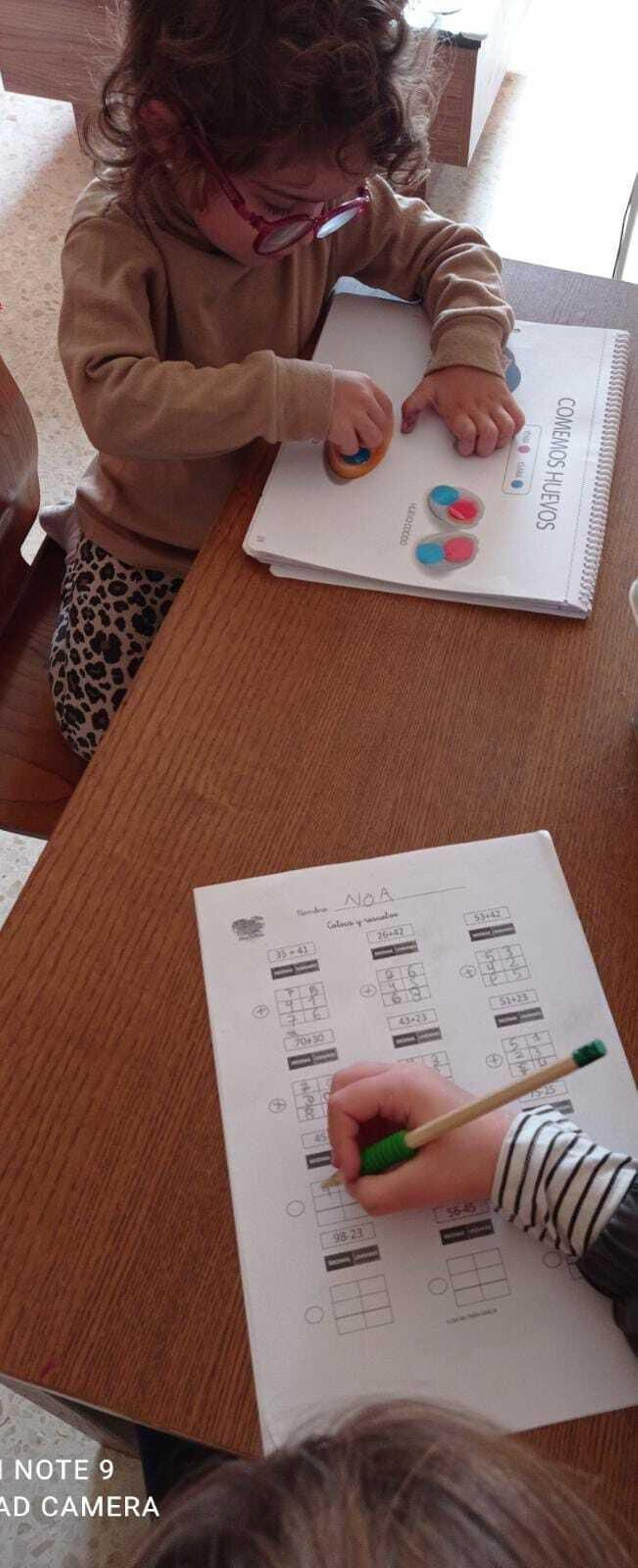 Emma haciendo una de las fichas que cada semana le manda vía telemática su profesora.