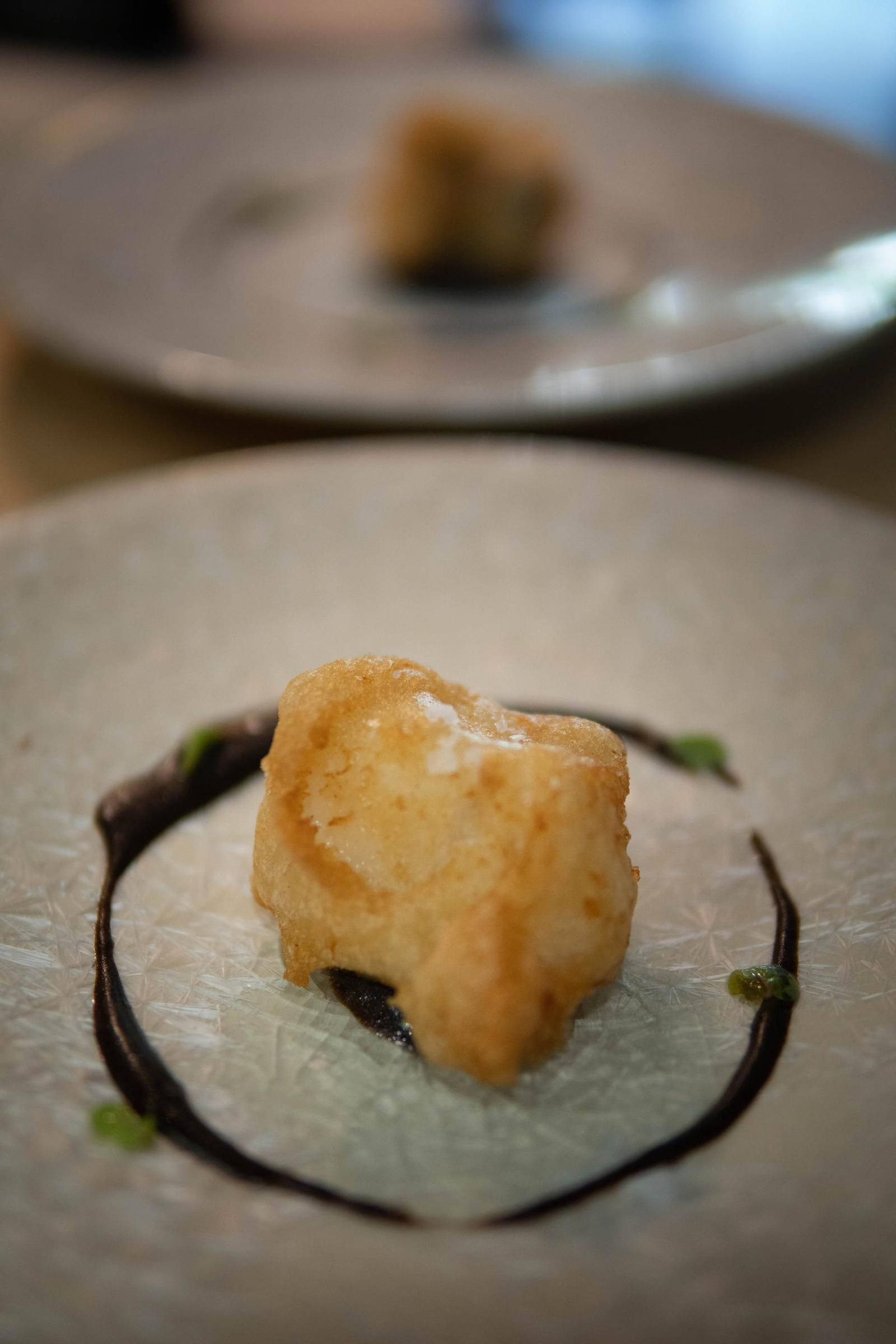Bacalao en tempura con ajo negro