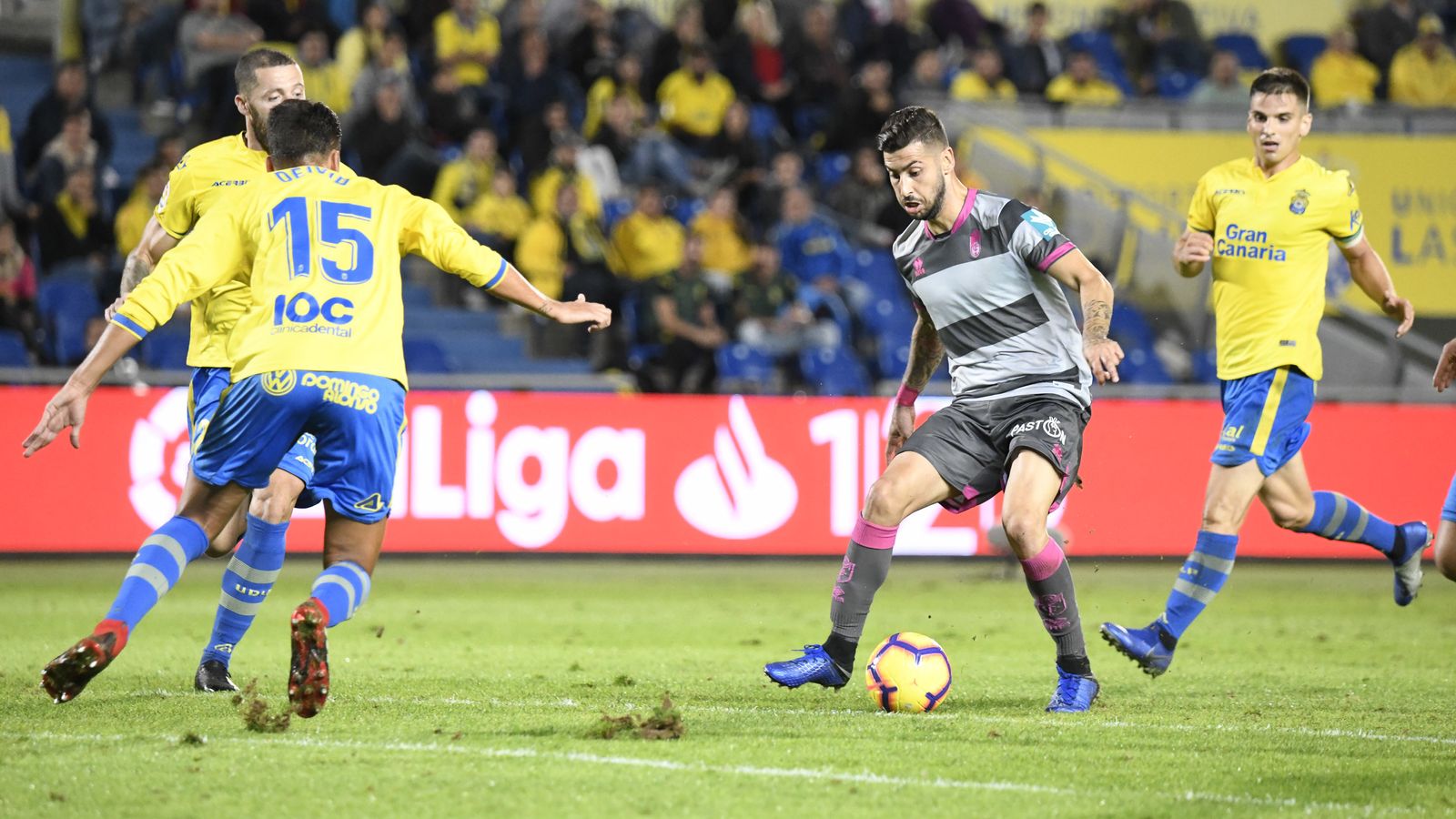 El jugador del Granada CF Álvaro Vadillo encara a dos rivales en el duelo ante Las Palmas.