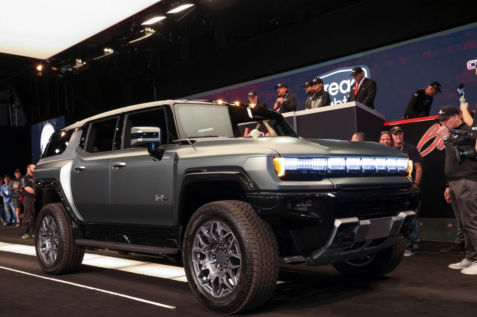 El primer GMC Hummer EV se vende por medio millón de dólares