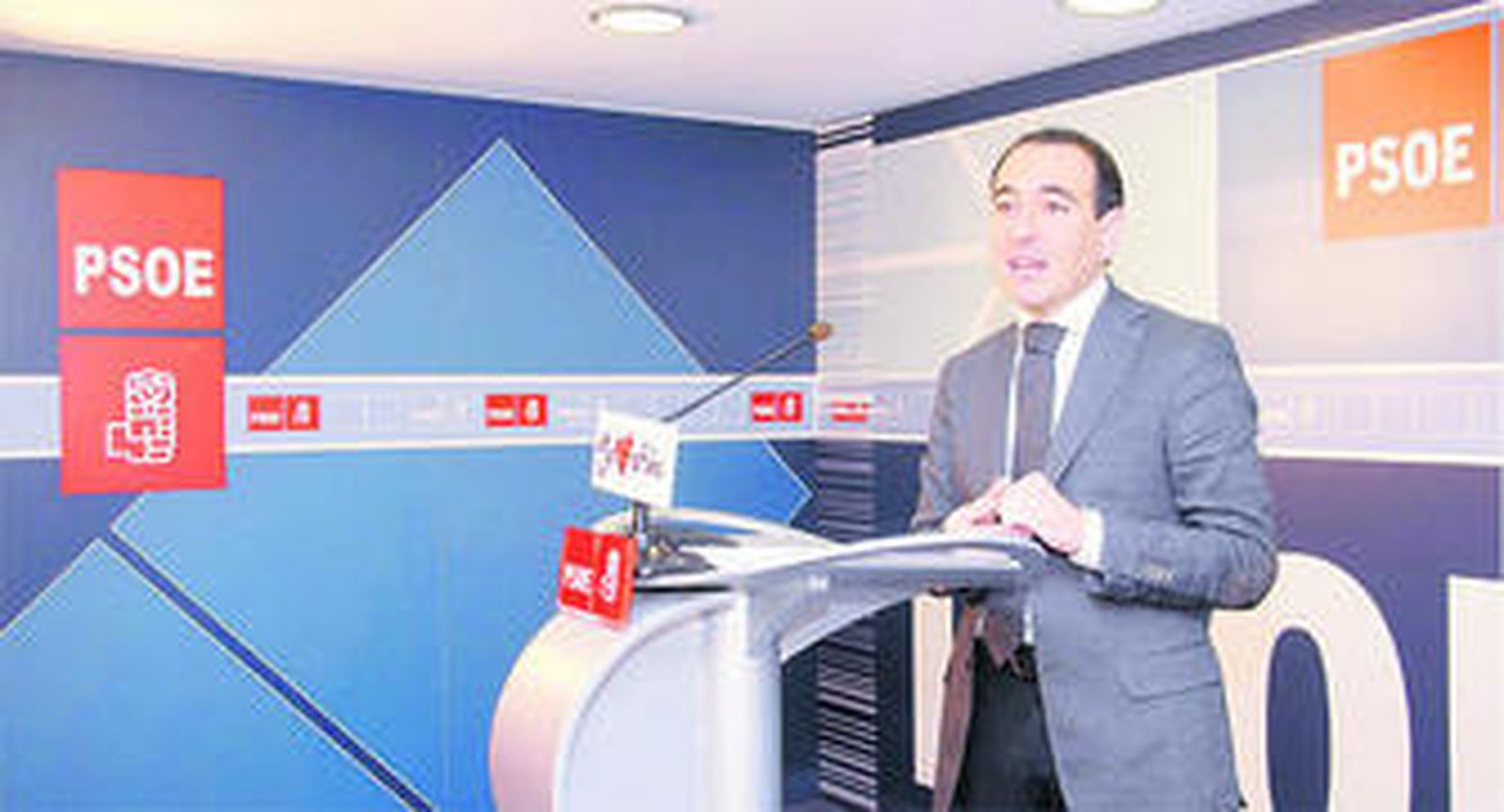 Fernando López, en su comparecencia ayer en la Casa del Pueblo.