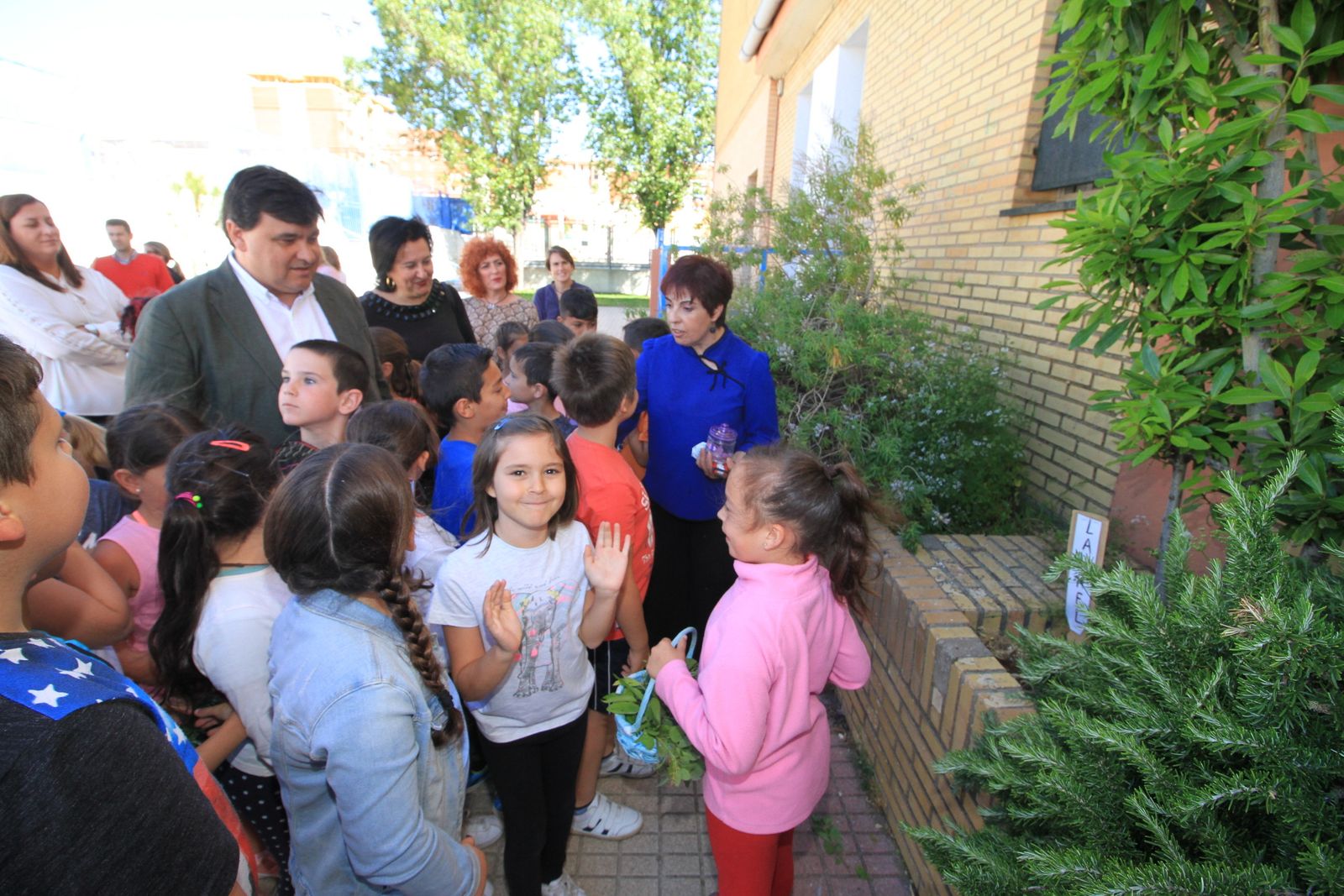 Imágenes de la plantación de árboles llevada a cabo en el colegio Los Rosales, con motivo del incendio del año pasado