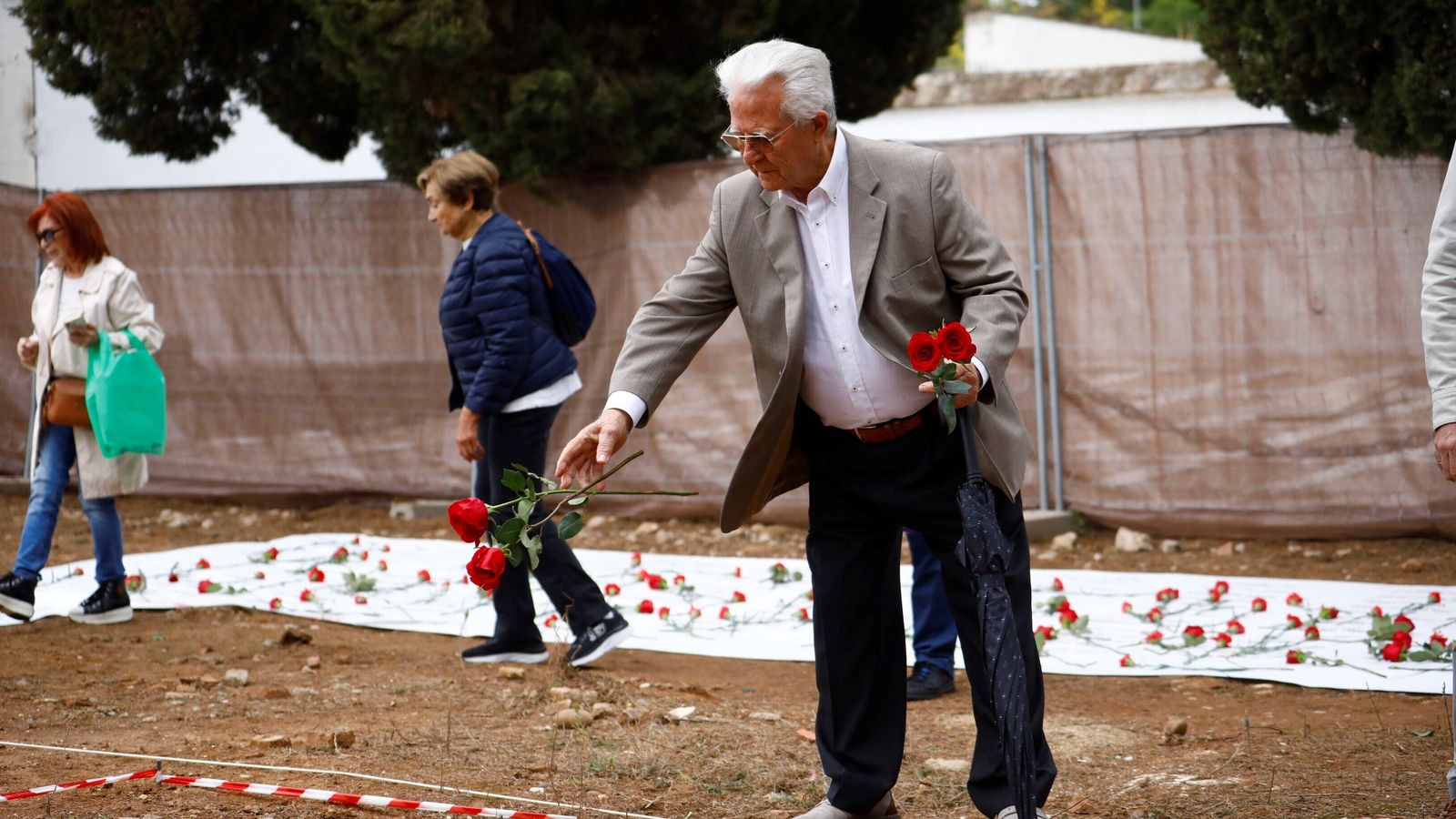 Antonio Deza lanza una rosa al lugar donde empezarán las exhumaciones. Antonio Deza lanza una rosa al lugar donde empezarán las exhumaciones.