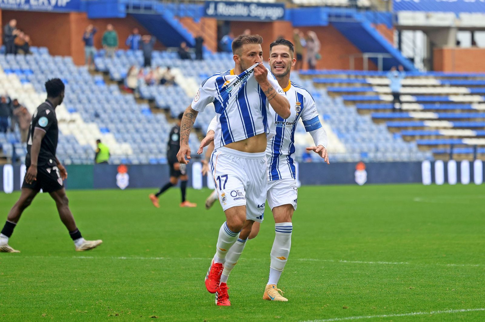 Aitor García celebra su primer gol en día de su reestreno con el Recre.