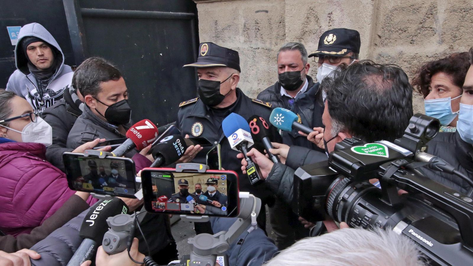 Responsables policiales durante las declaraciones realizadas el lunes y que han indignado a comerciantes de la zona.