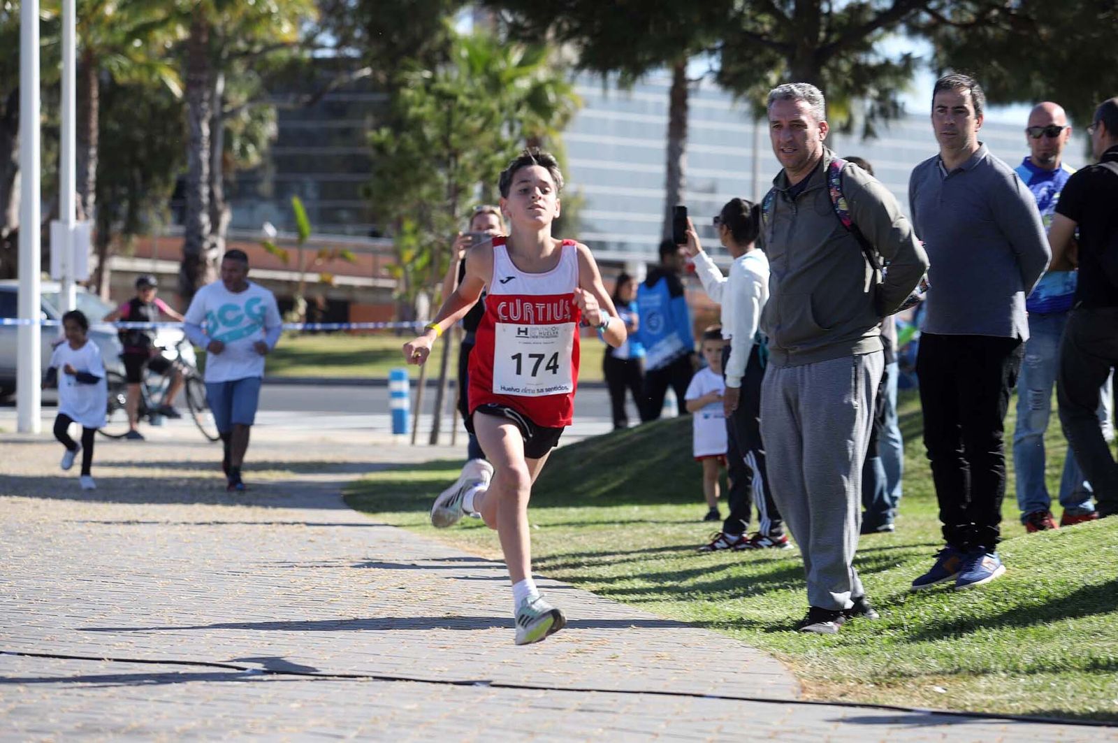 Imágenes de la carrera infantil previa a la "10K Puerta del Descubrimiento"