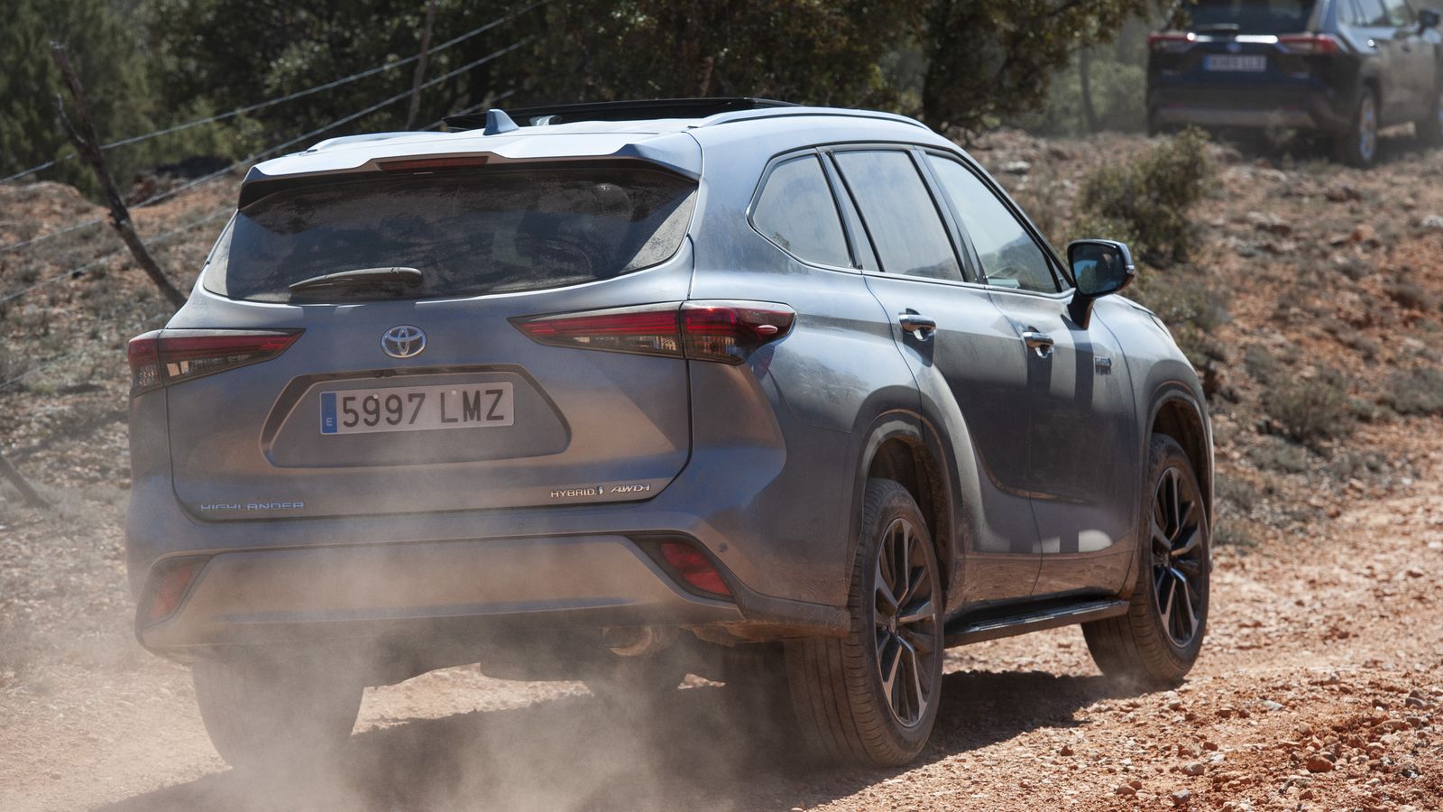 Gracias a su tracción total, en la que es crucial la participación del motor eléctrico del eje trasero, el Highlander se desempeña muy bien fuera del asfalto.