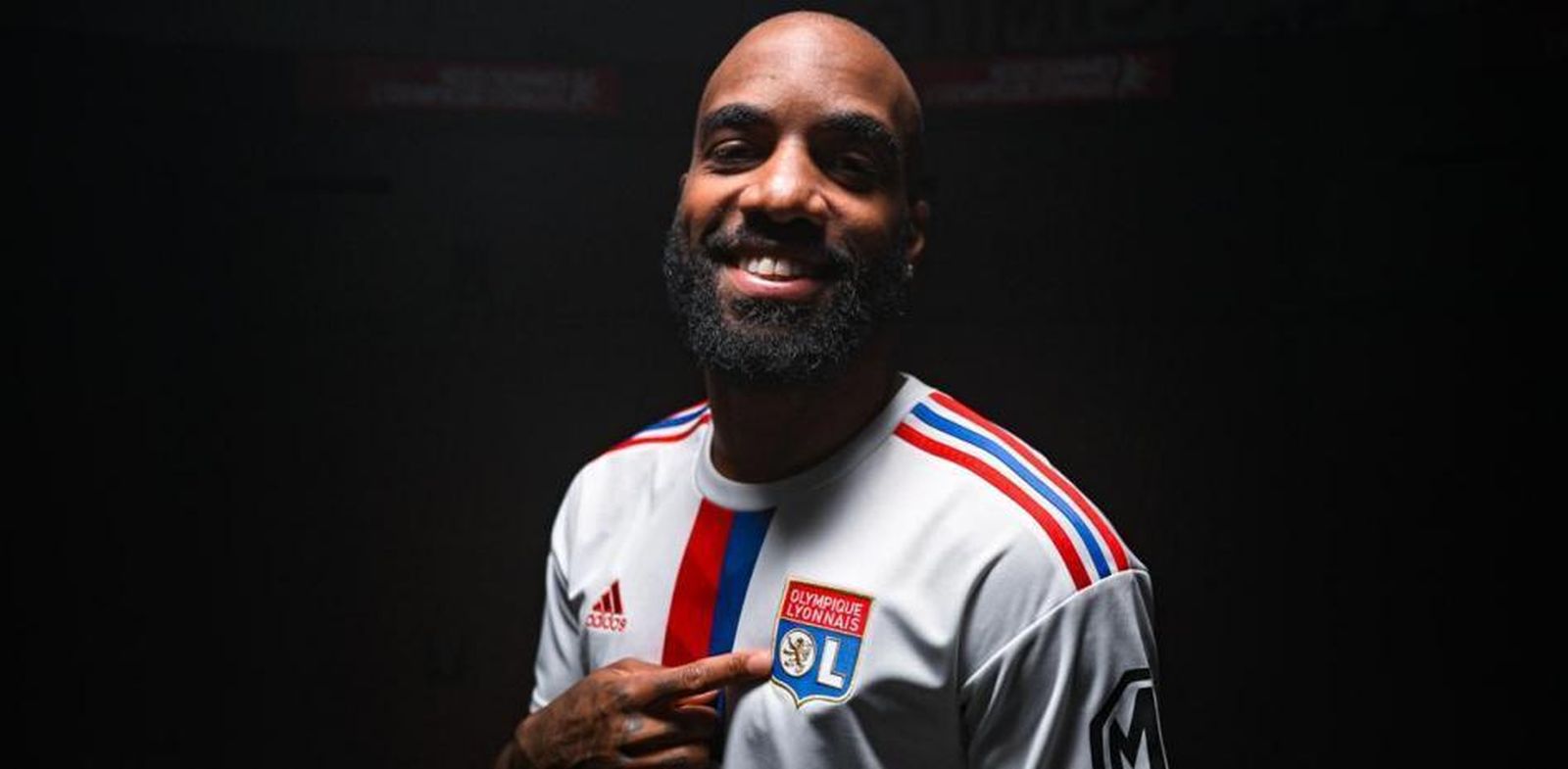 Lacazette se señala el escudo en la imagen proporcionada por el Lyon