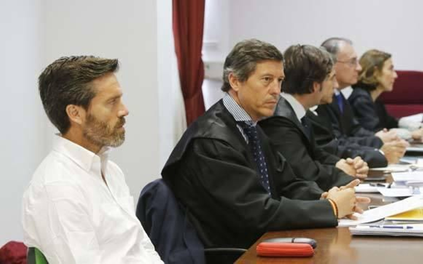 El acusado, José Antonio Cantalapiedra, y su abogado, Alfredo Velloso, en la sala de vistas de la Audiencia./Pascual El acusado, José Antonio Cantalapiedra, y su abogado, Alfredo Velloso, en la sala de vistas de la Audiencia./Pascual