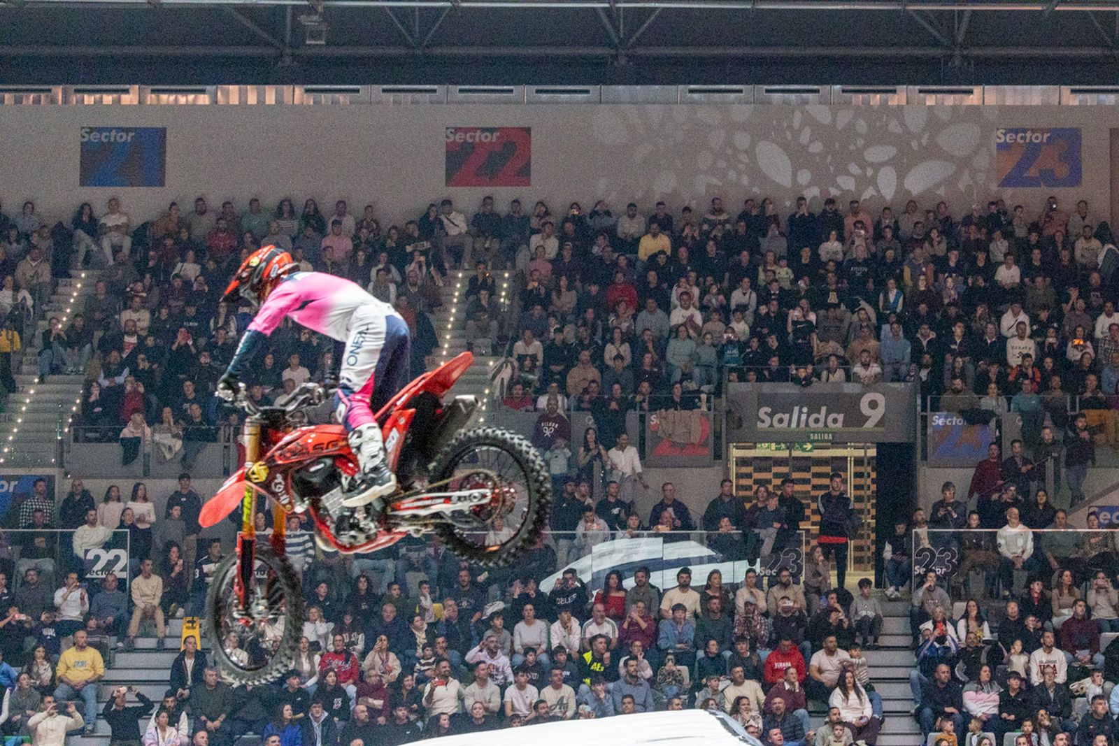 En imágenes: el Olivo Arena vibra con piruetas y motor en estado puro en el Soloflow Freestyle (2)