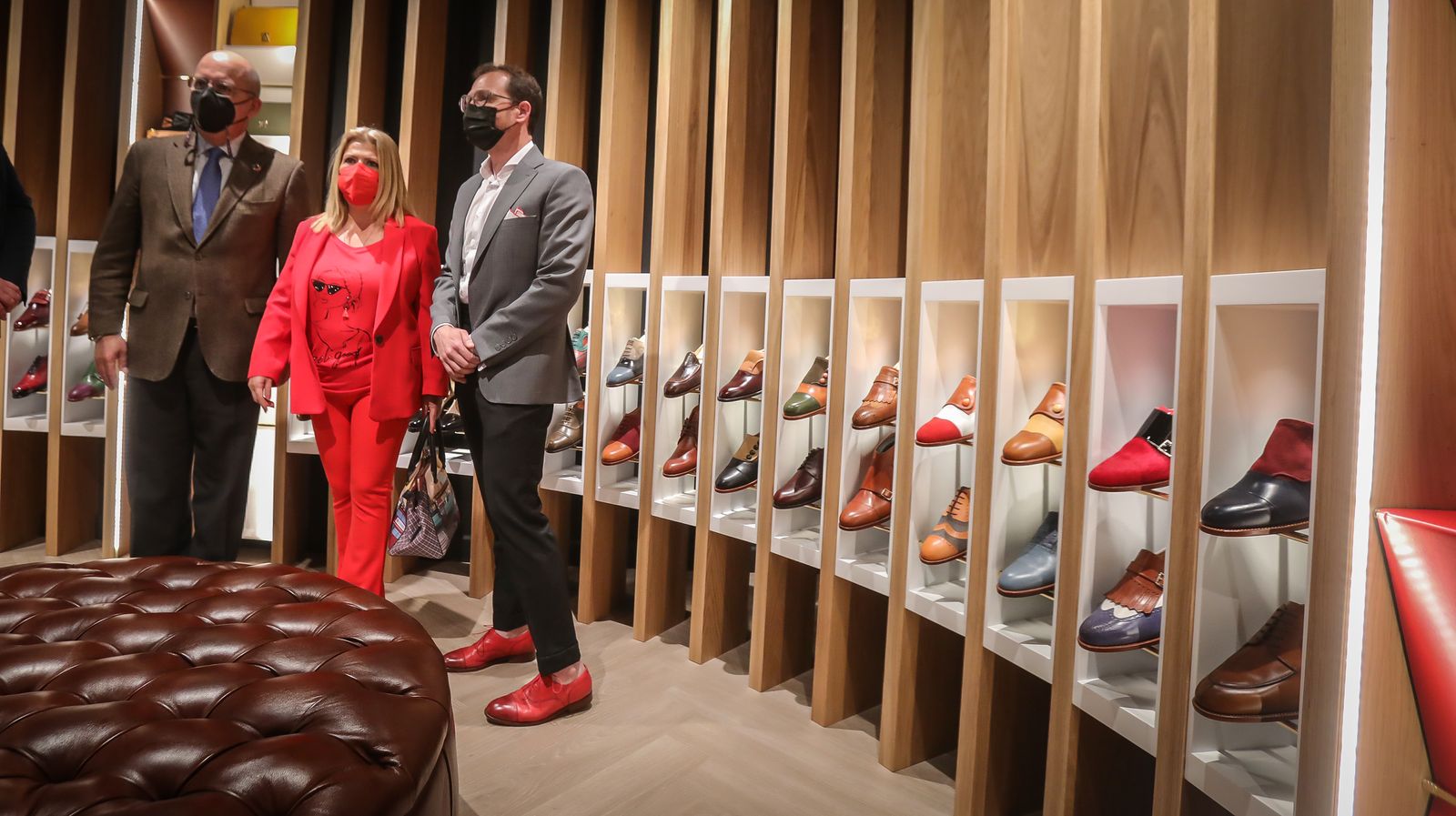 Abraham Zambrana inaugura taller y zapatería de lujo en el centro de Jerez