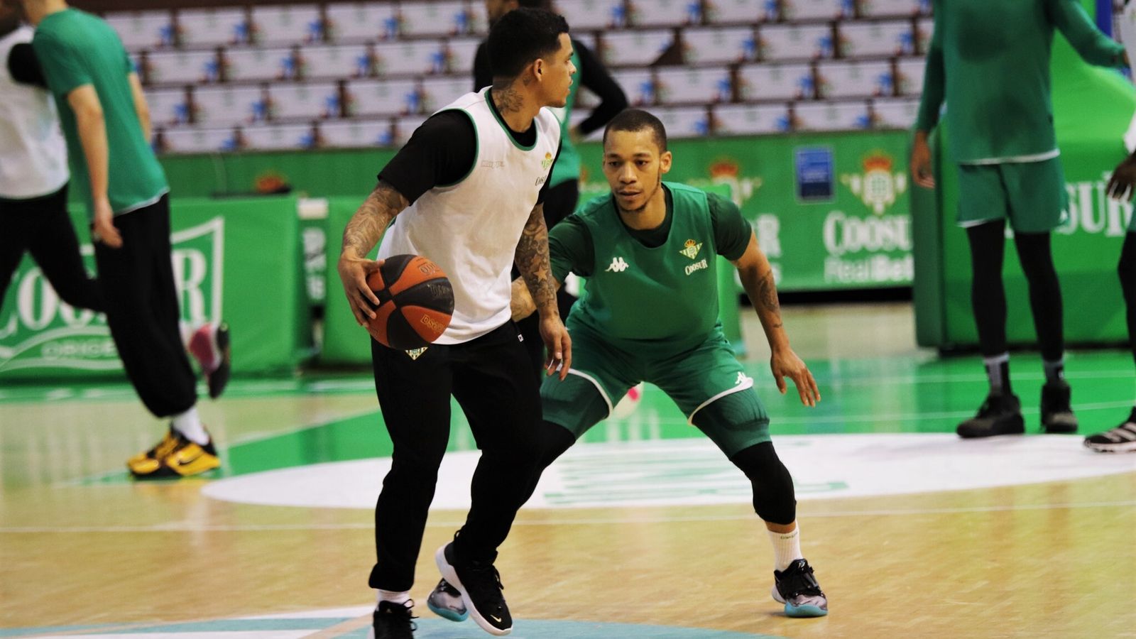 Randle defiende a Campbell en un entrenamiento.