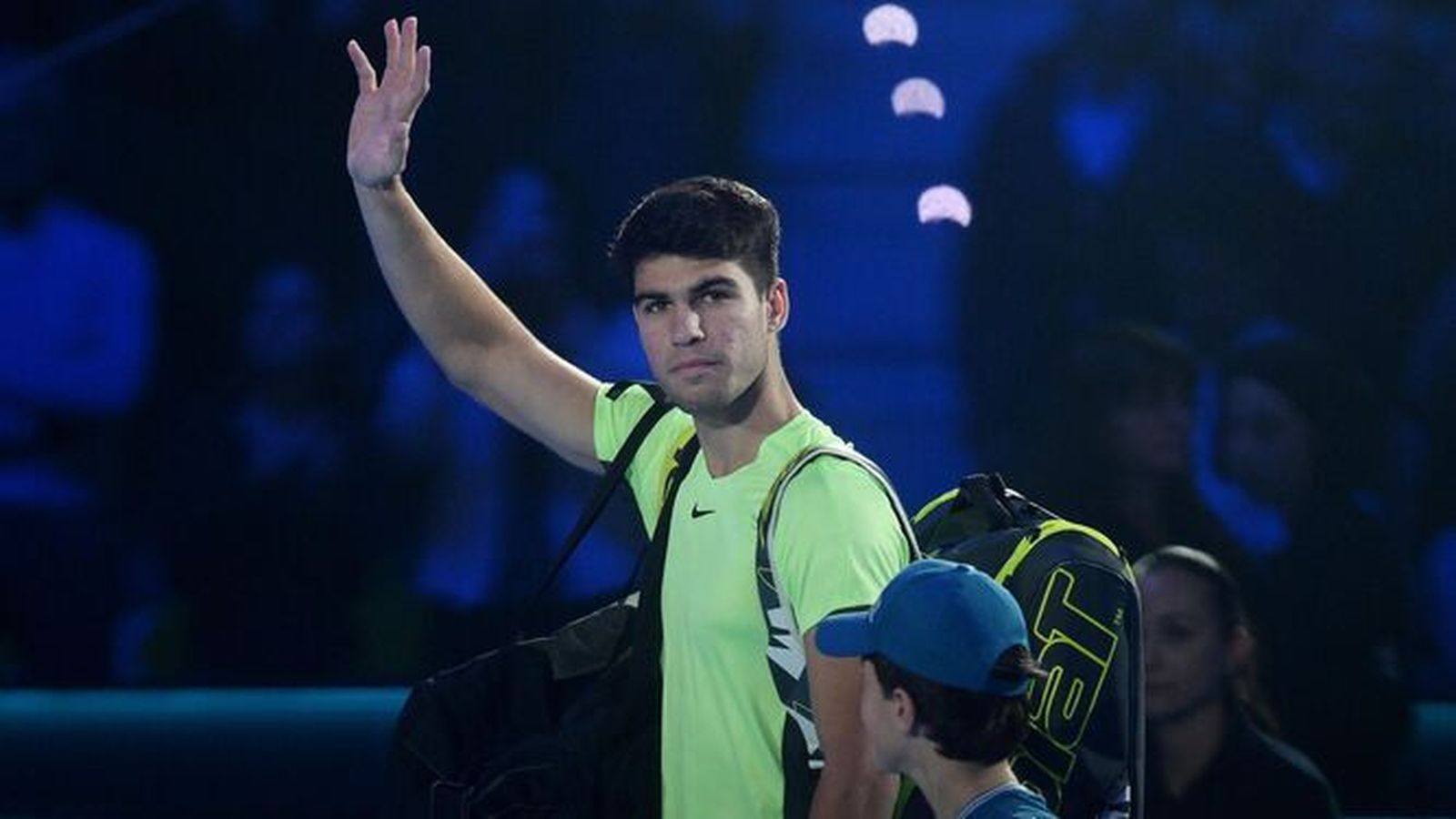 Carlos Alcaraz saluda al público tras su derrota en el primer partido de las Finales ATP.