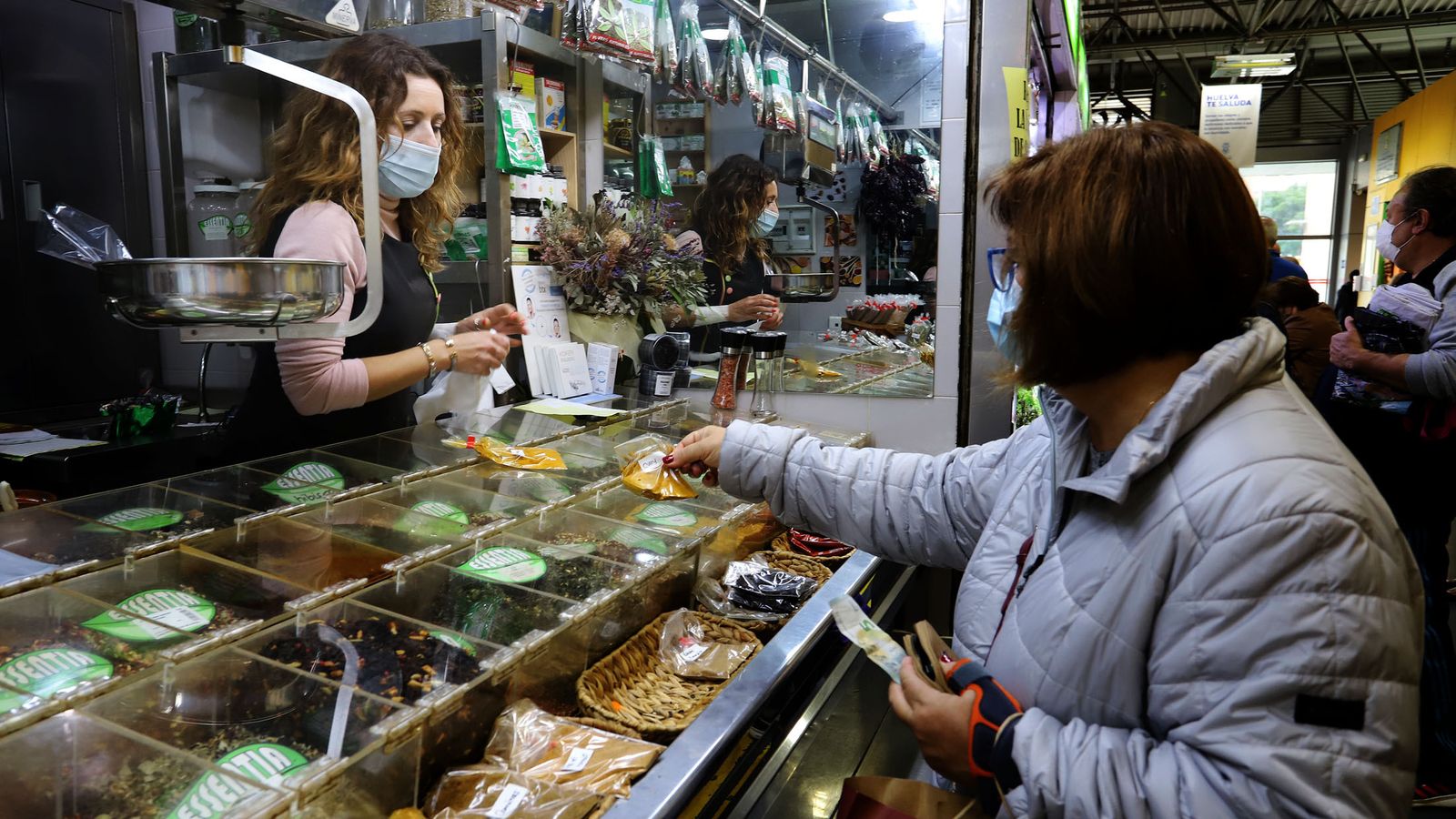 María del Mar en su puesto de especias, Essentia.