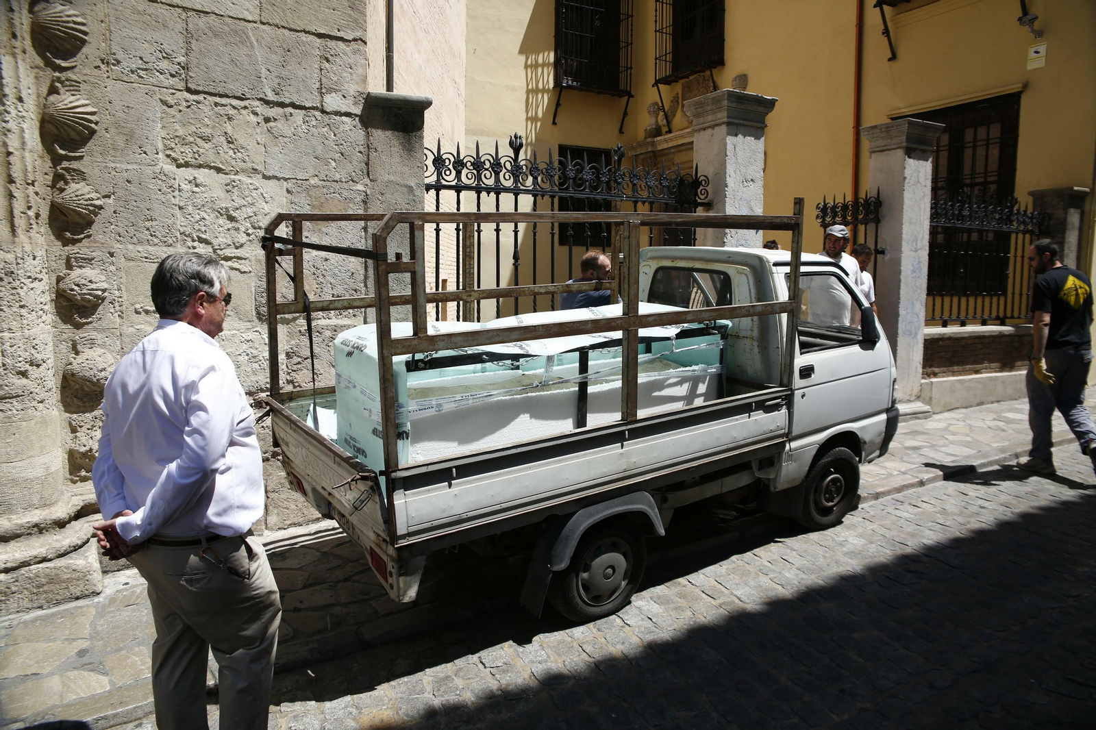 La extracción del sarcófago romano, en imágenes