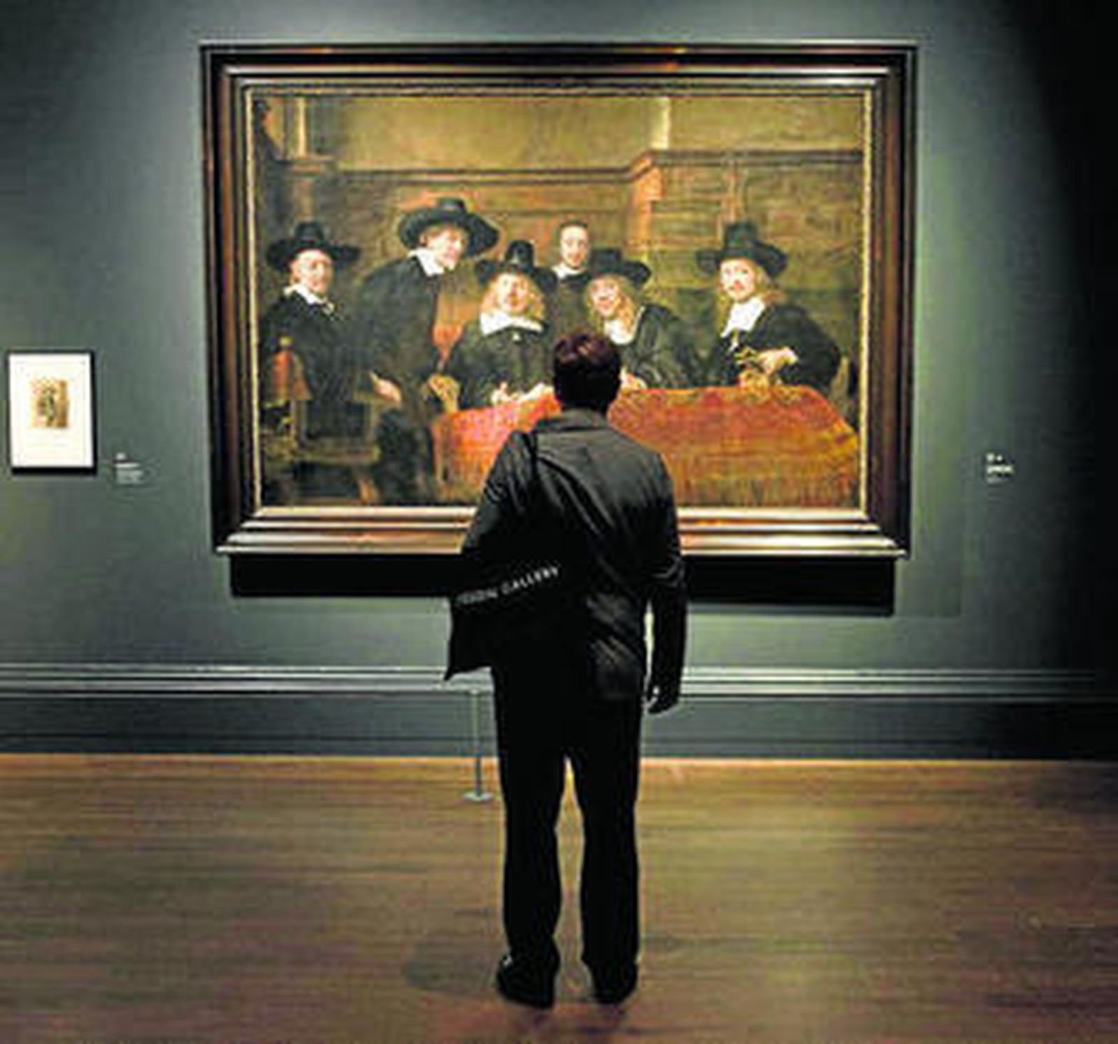 Un visitante observa la obra 'Los síndicos de los pañeros'.