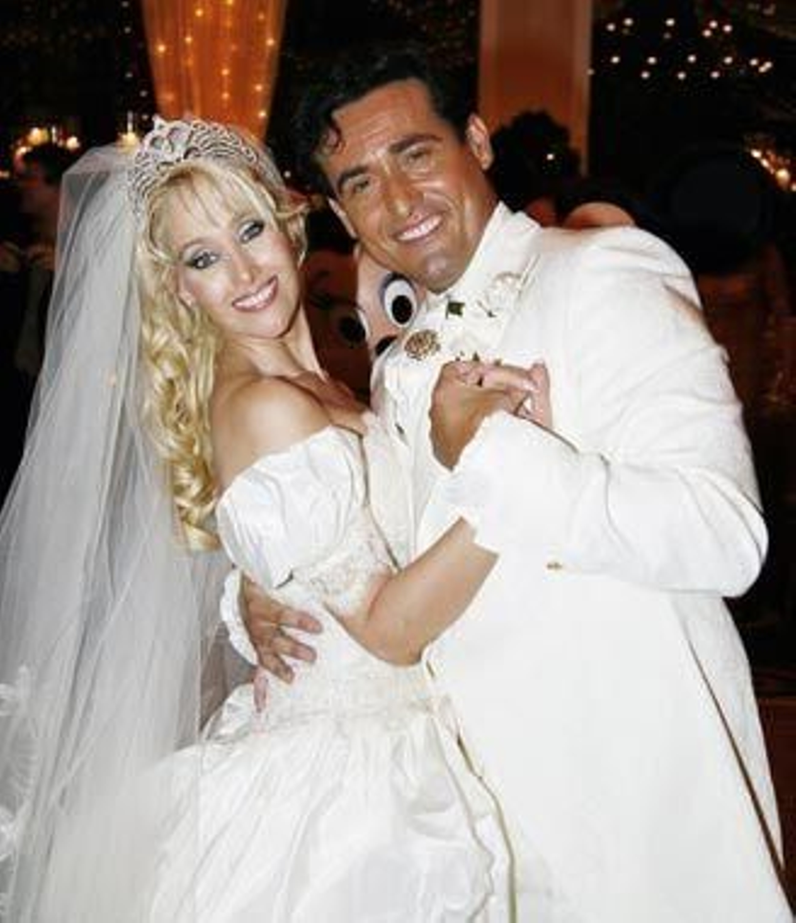 El artista, en su boda con Geraldine Larrosa, conocida artísticamente como Innocence.