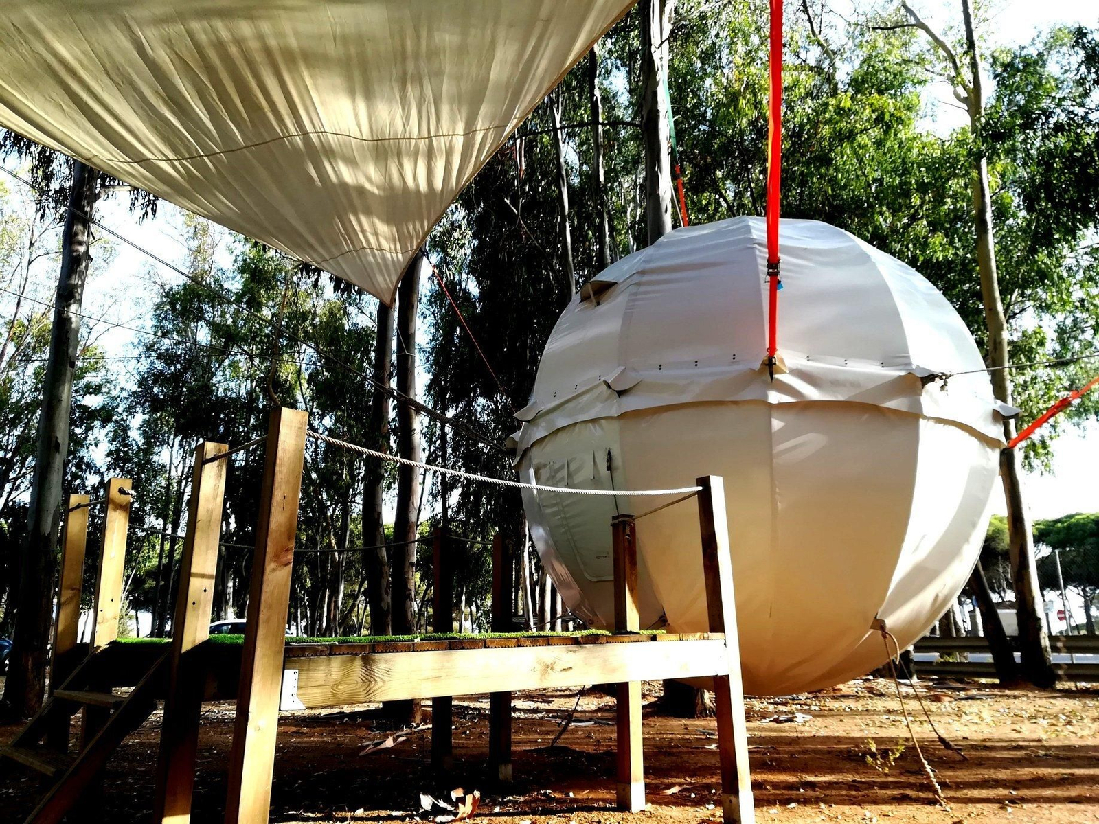 Dormir en una esfera "colgada" de un árbol es posible en este camping de Huelva