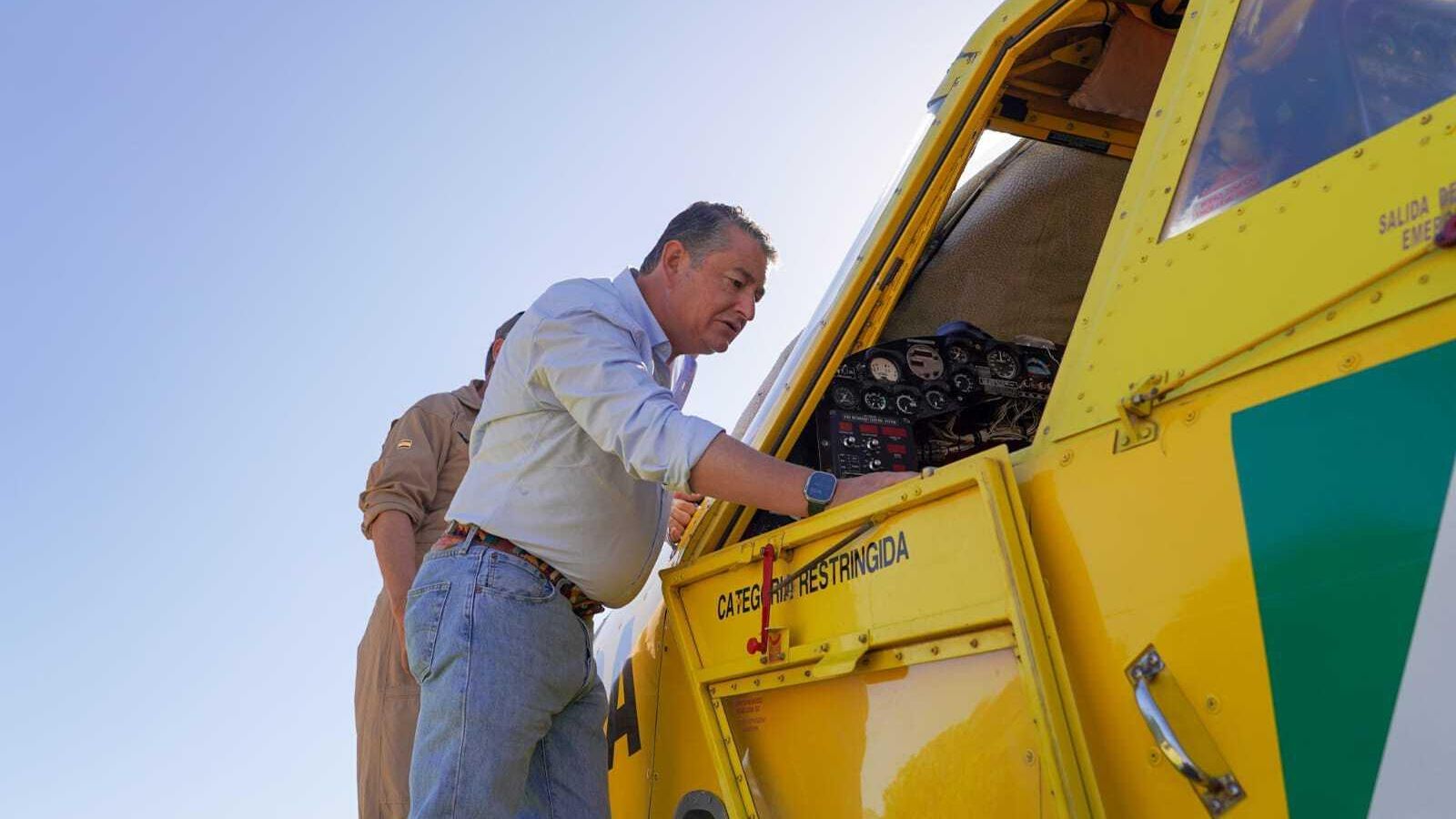 El consejero, Antonio Sanz, en la pista de aterrizaje de Niebla.