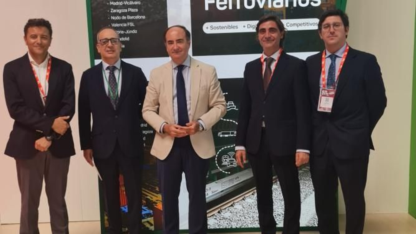 Juanjo Aguilar, jefe de la Operaciones e Intermodalidad de la APBA; Luis Vicente Moreno, director de Servicios Logísticos de ADIF; Gerardo Landaluce, presidente de la APBA; Jesús Campo, director general de Negocio y Operaciones Comerciales de ADIF; y Luis Núñez, jefe de Proyectos Europeos de la APBA.