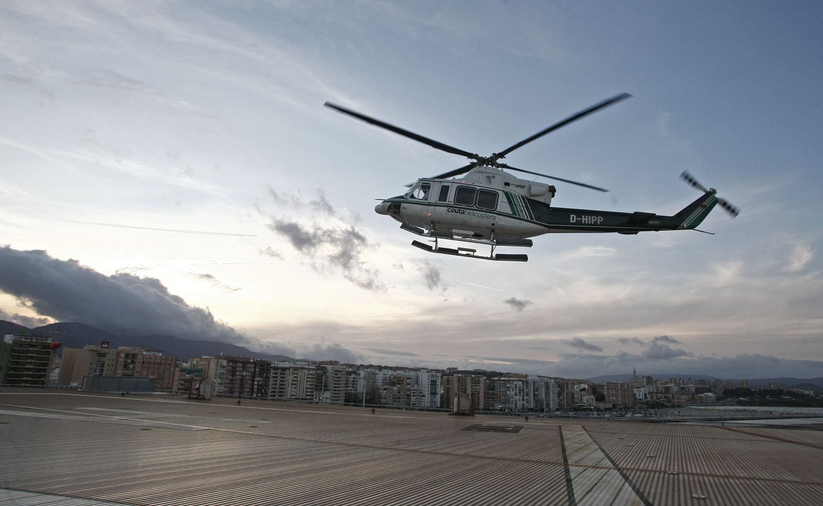 El helicóptero con el que operó la compañía Cathelicopters despega del helipuerto de Algeciras.