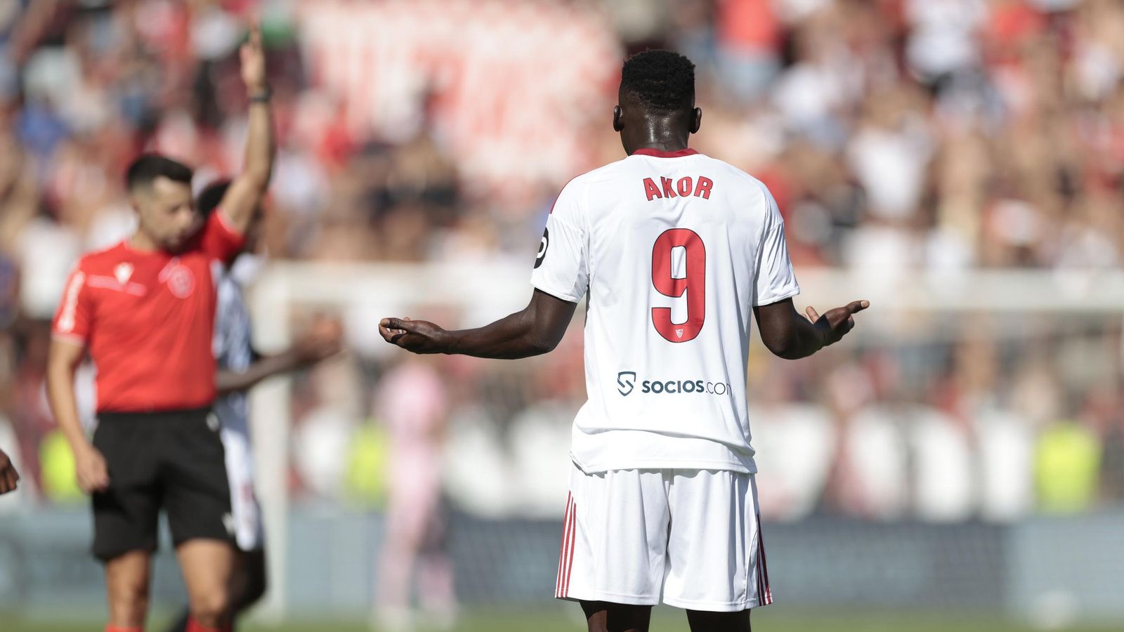 Akor Adams lamenta una decisión de García Verdura.