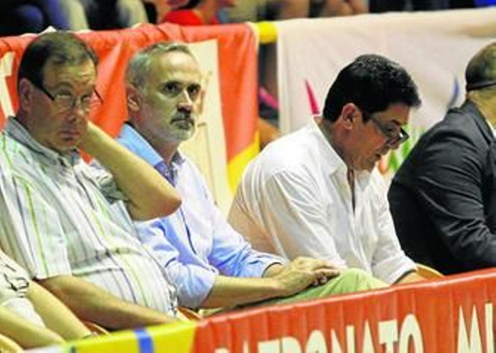 José Luis Galilea, en el centro de la imagen, sigue atento el choque en Dos Hermanas del pasado viernes.