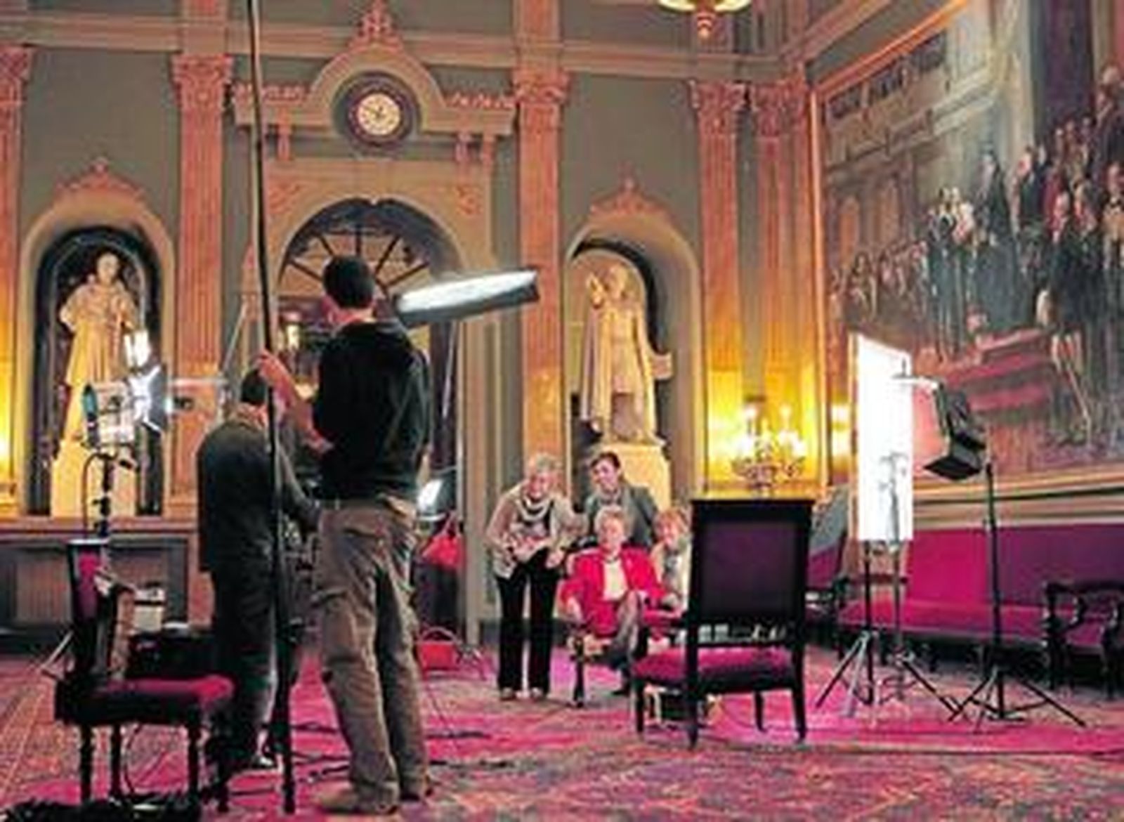 El equipo de Oliva Acosta con algunas de las protagonistas de 'Las constituyentes', durante el rodaje del documental.