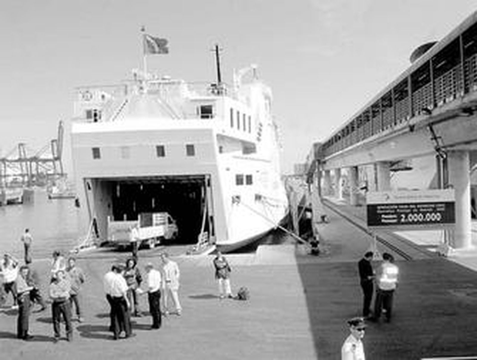 Un buque embarca un vehículo para salir del puerto de Algeciras con destino al enclave de Tánger.