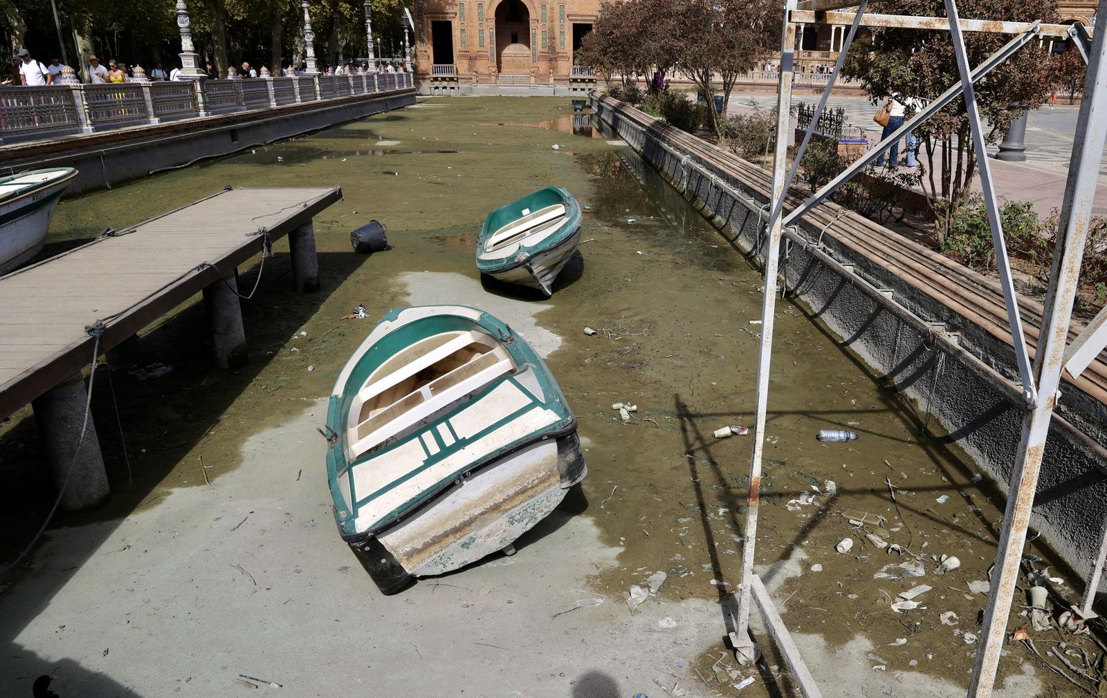 Vaciado de la ría de la Plaza de España para su liemza y restauración