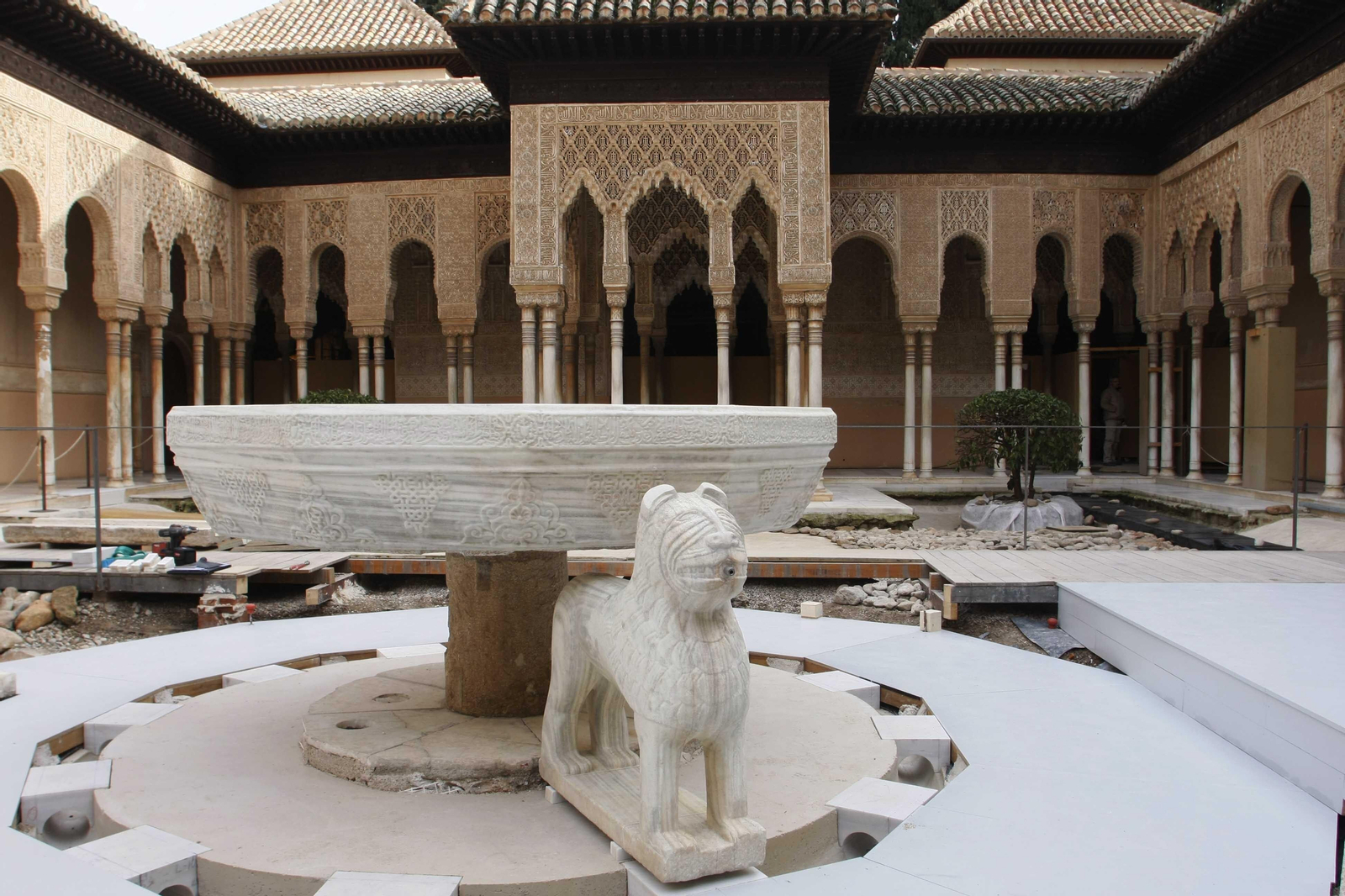 Imagen de archivo de los trabajos de restauración del Patio de los Leones de la Alhambra