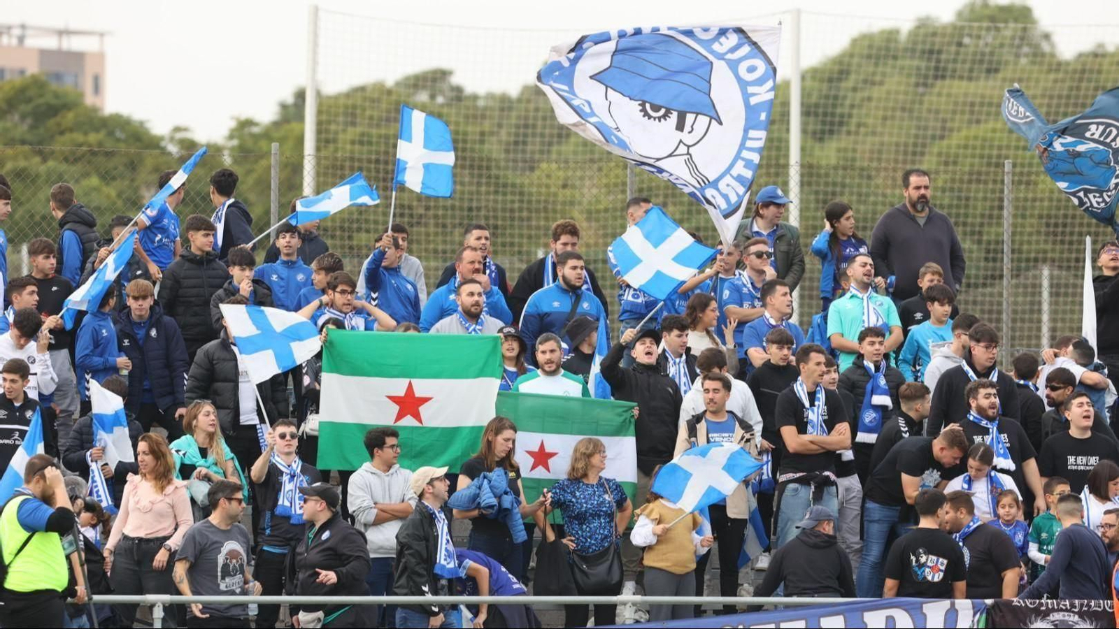La afición xerecista empujó a su equipo desde el inicio del partido.