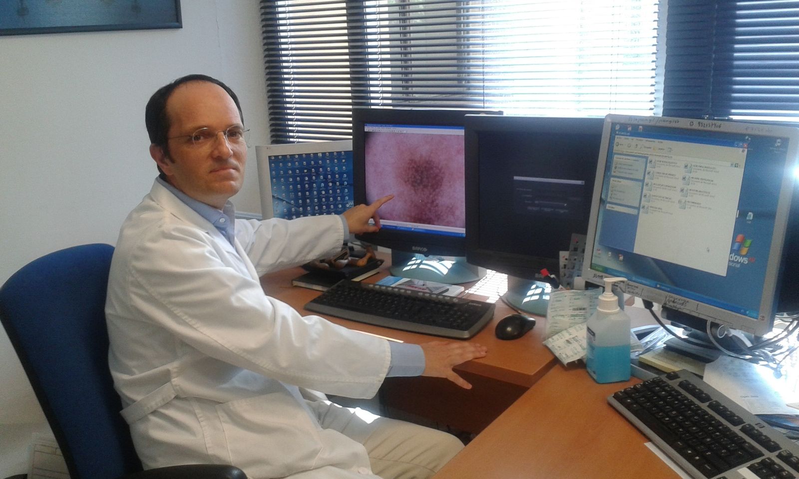 Silvestre Martínez muestra una imagen enviada desde un centro de salud dentro del proyecto de teledermatología.