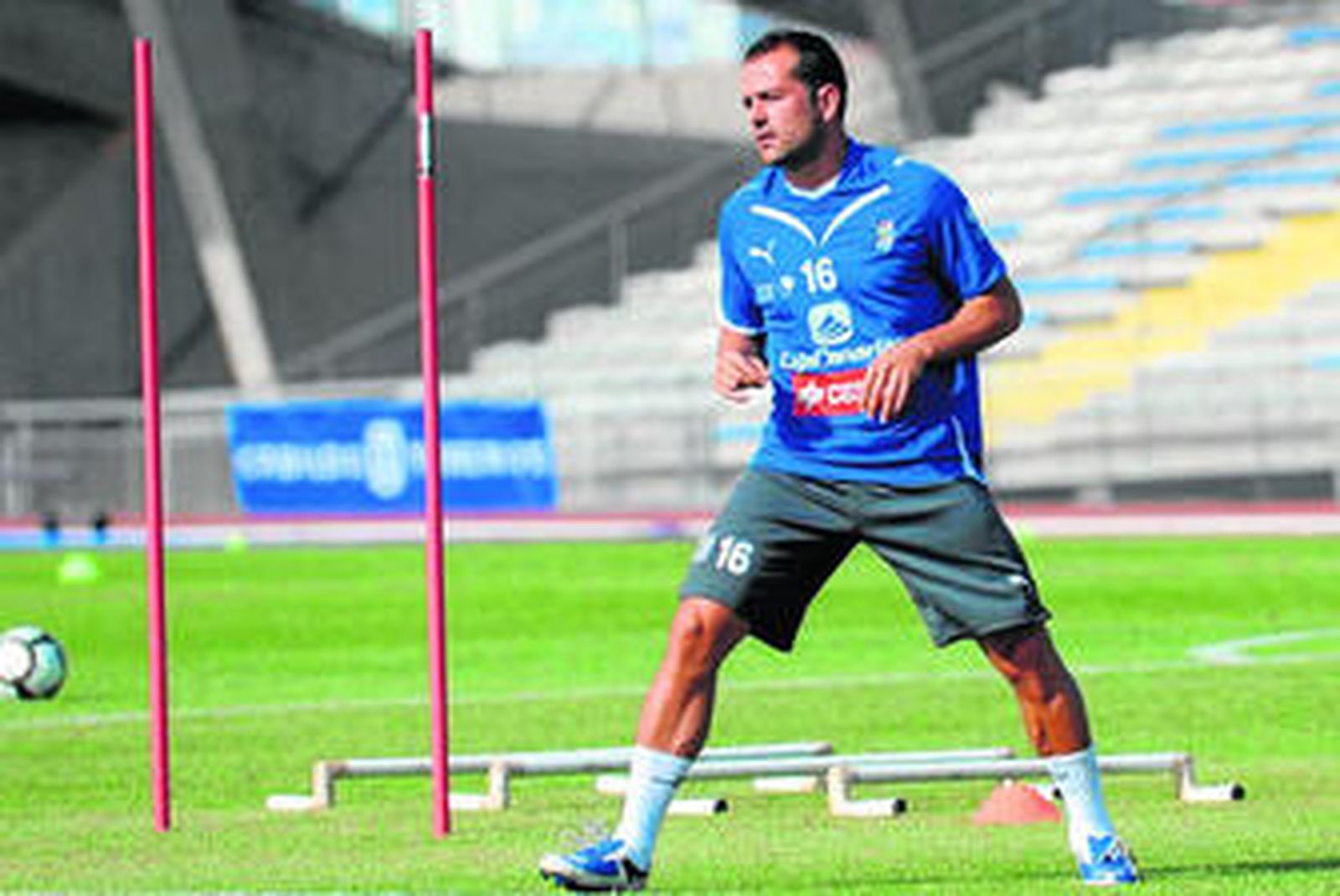 Saizar se ejercita junto a unas picas en un reciente entrenamiento en la Ciudad Deportiva del Tenerife.