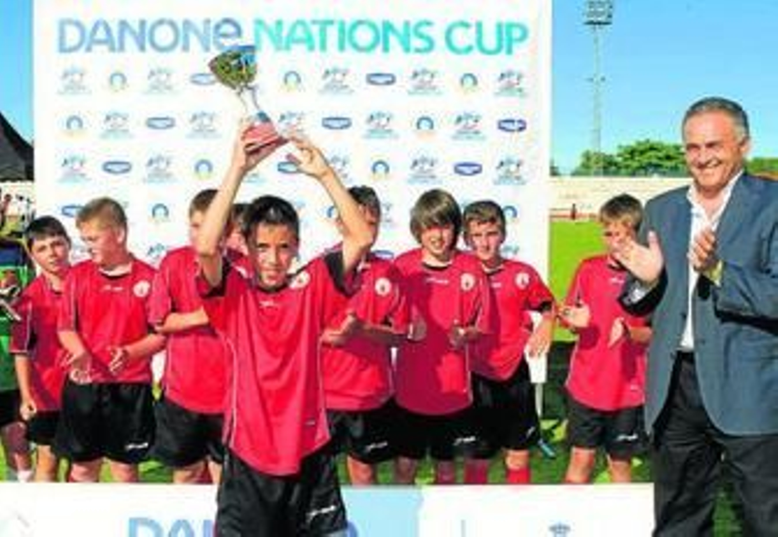 El San Roque recoge el trofeo al juego limpio, entregado por Rafael Gordillo.