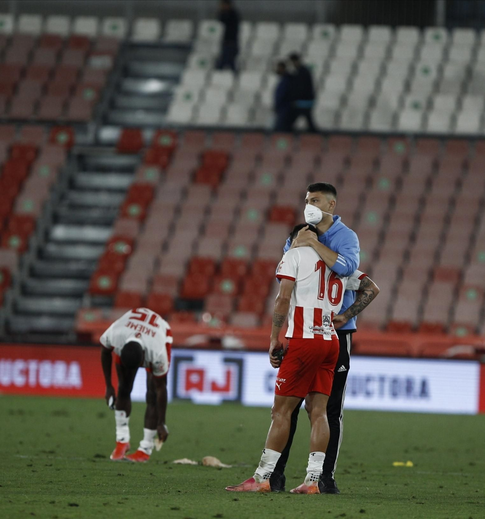 Cuenca, que no ha estado en la eliminatoria por el virus FIFA, consuela a sus compañeros.