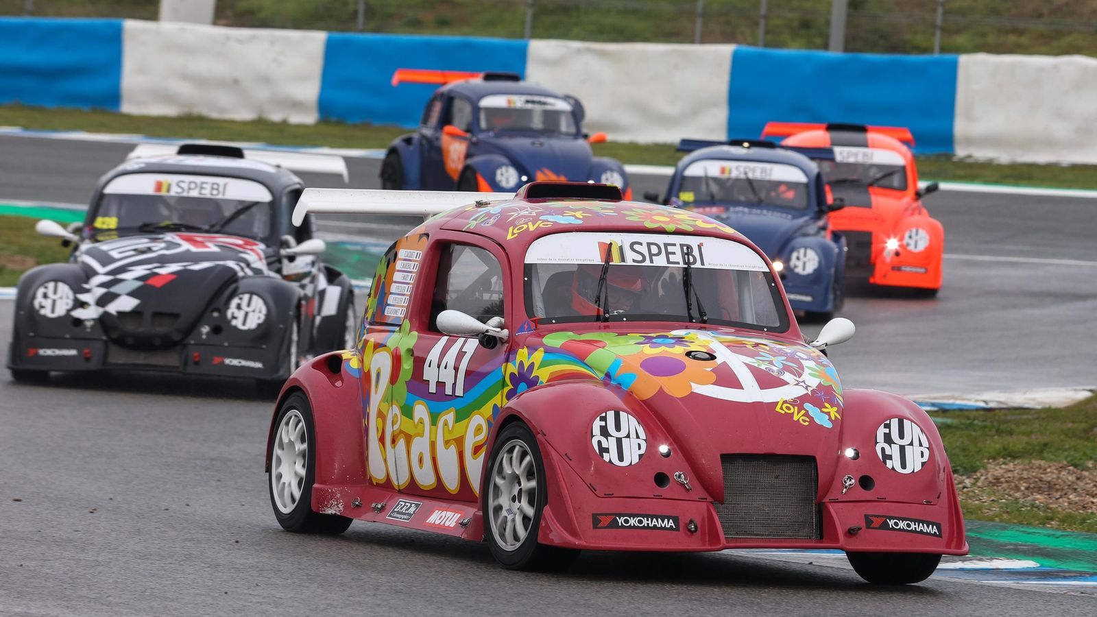 Varios vehículos pasan por la 'chicane' del trazado jerezano.