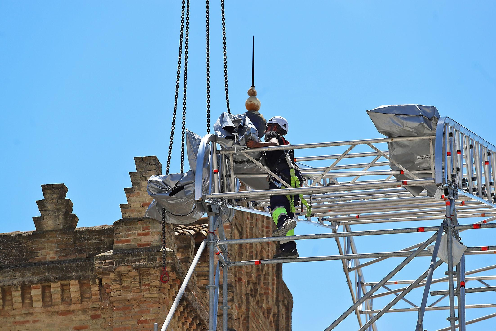 Imágenes del montaje del techo de la antigua estación de trenes de Huelva