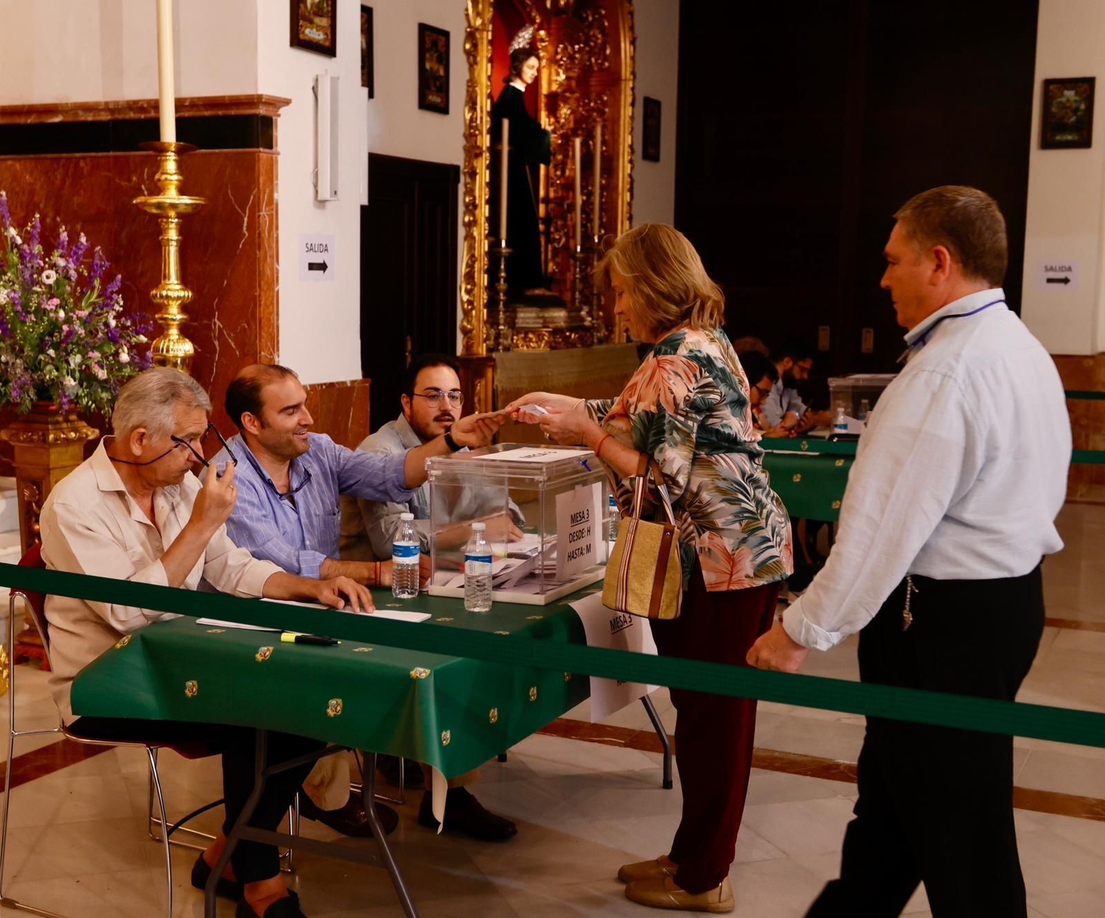 Hermanos depositan su voto durante el cabildo de elecciones