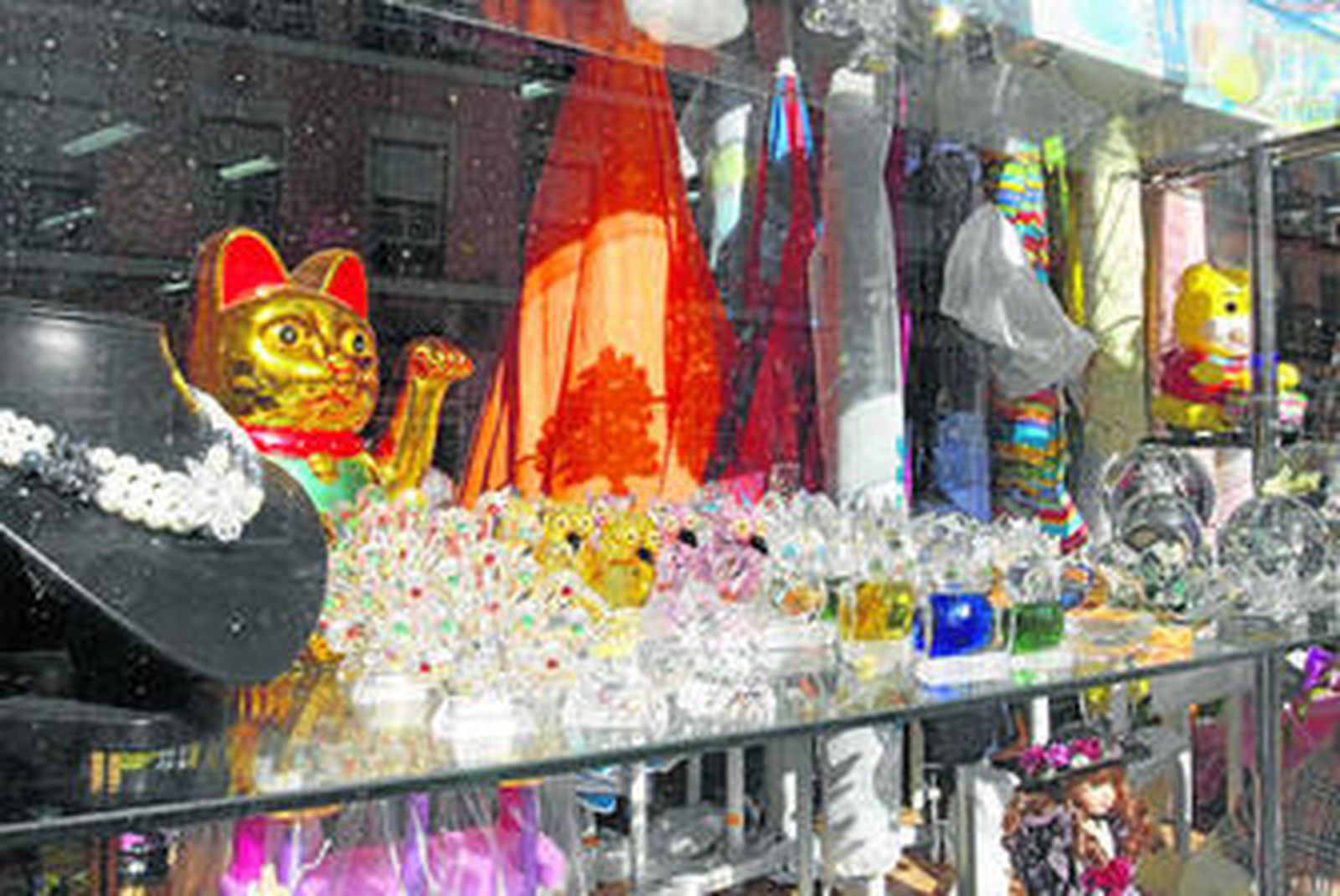 Productos en el interior de un bazar chino, en una imagen de archivo.