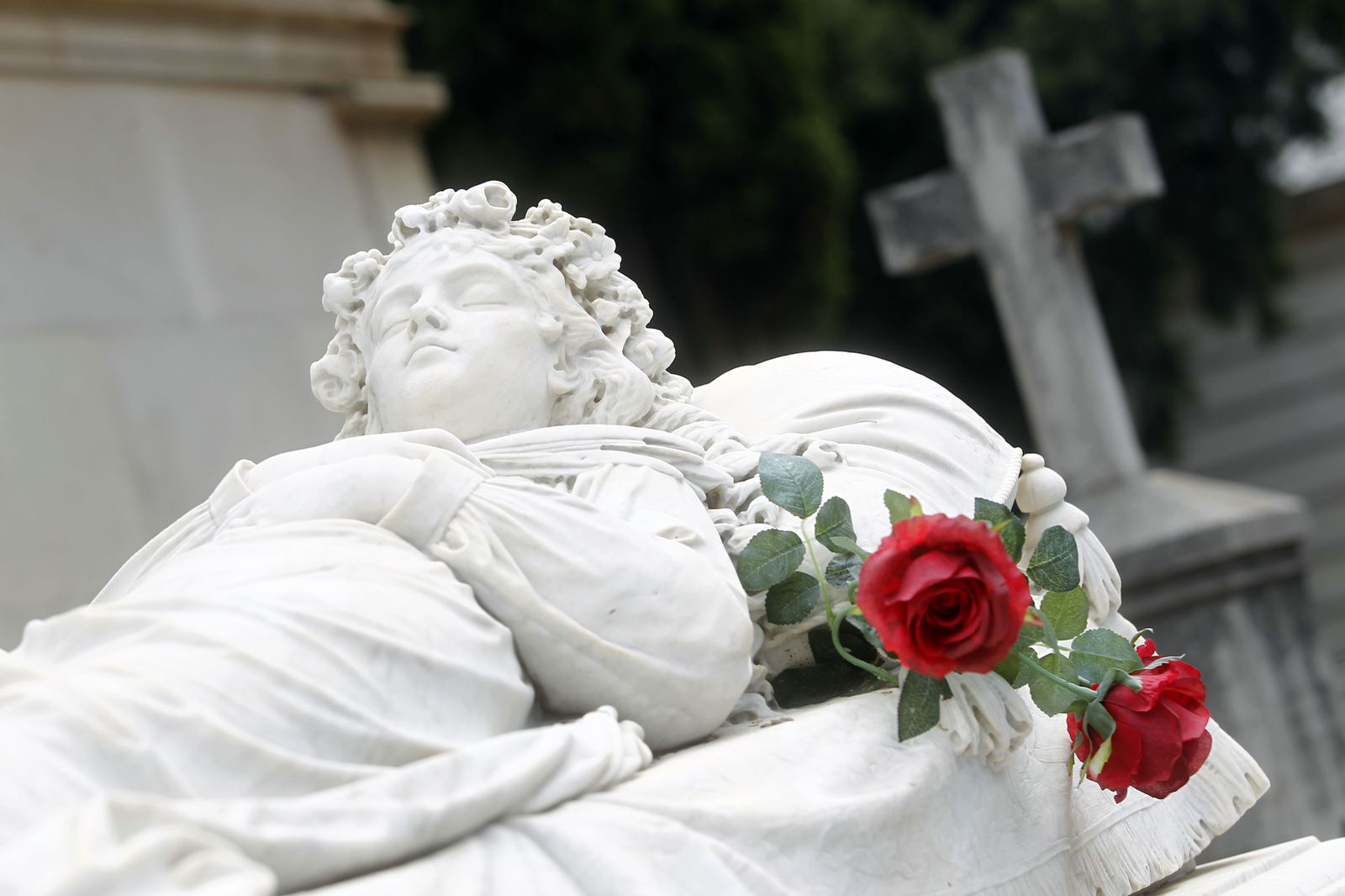 La escultura de la bella durmiente es una de las más famosas del cementerio de San José.