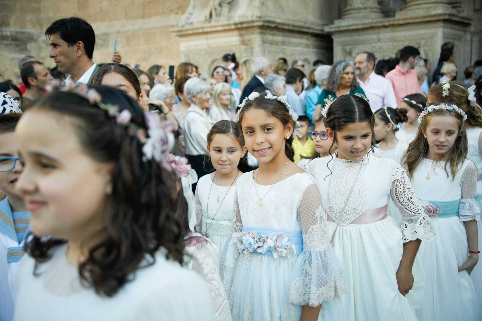 Imágenes de la procesión del Corpus Christi en Almería: así han sido la misa y la posterior marcha por la capital