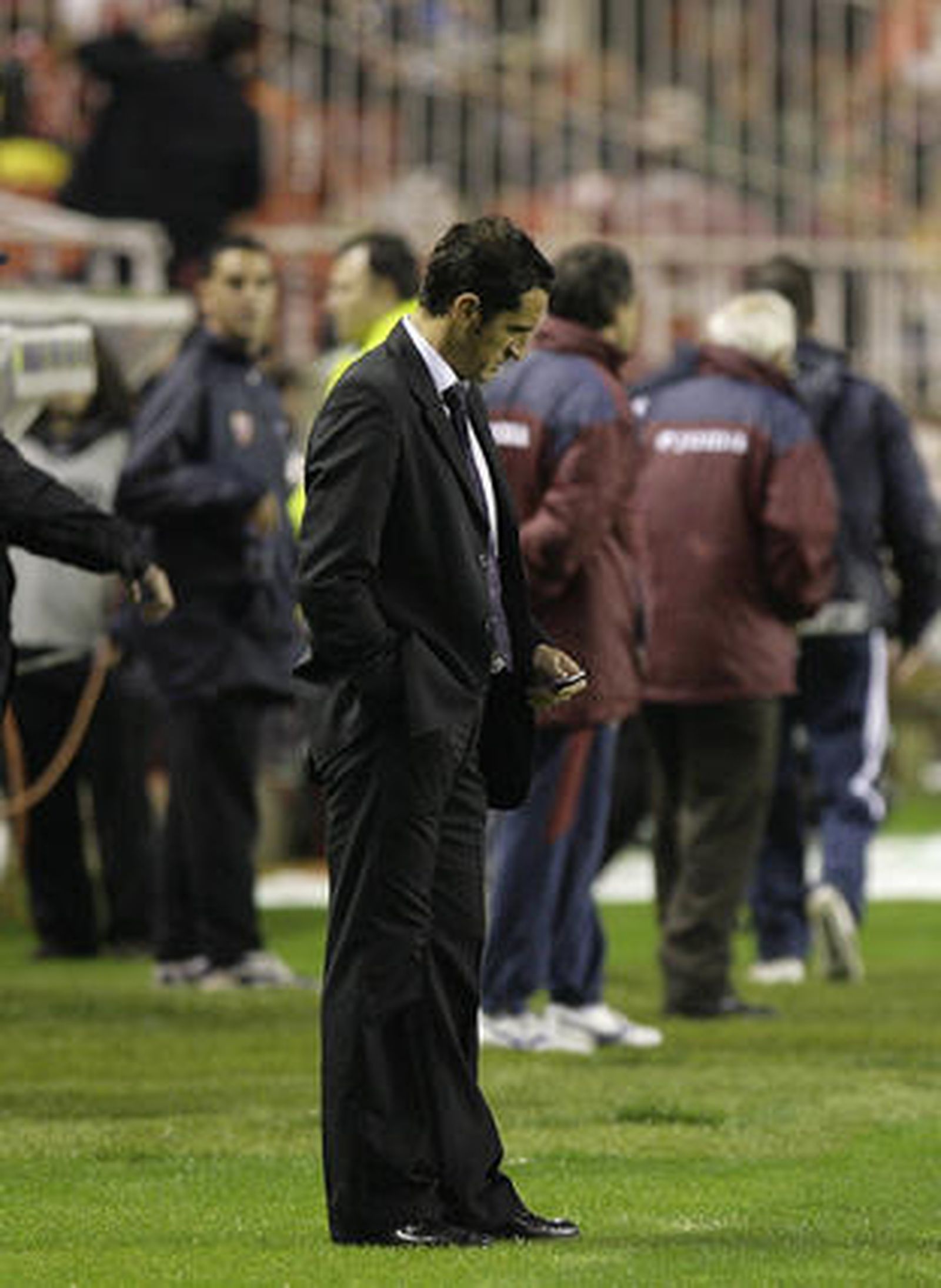 Jiménez mira al suelo en un encuentro ante el Almería.