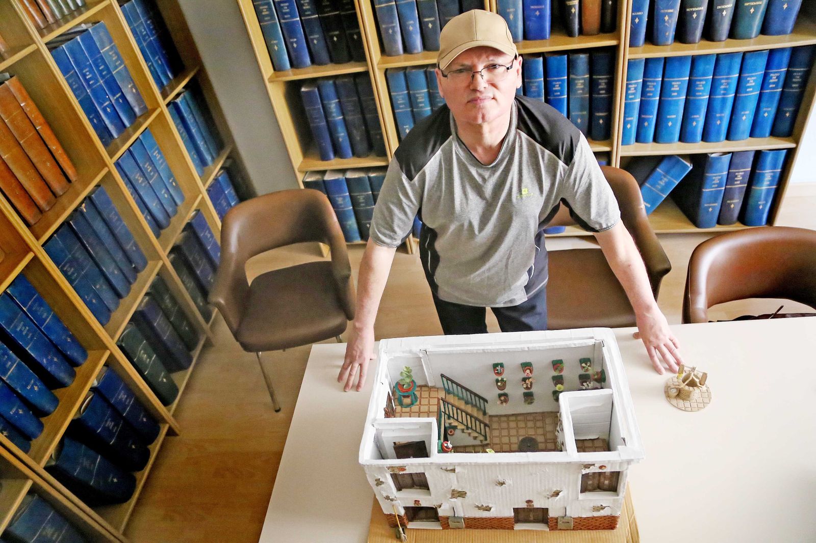 Juan Lara posa junto a una de sus obras, días atrás, en 'Diario de Jerez'.