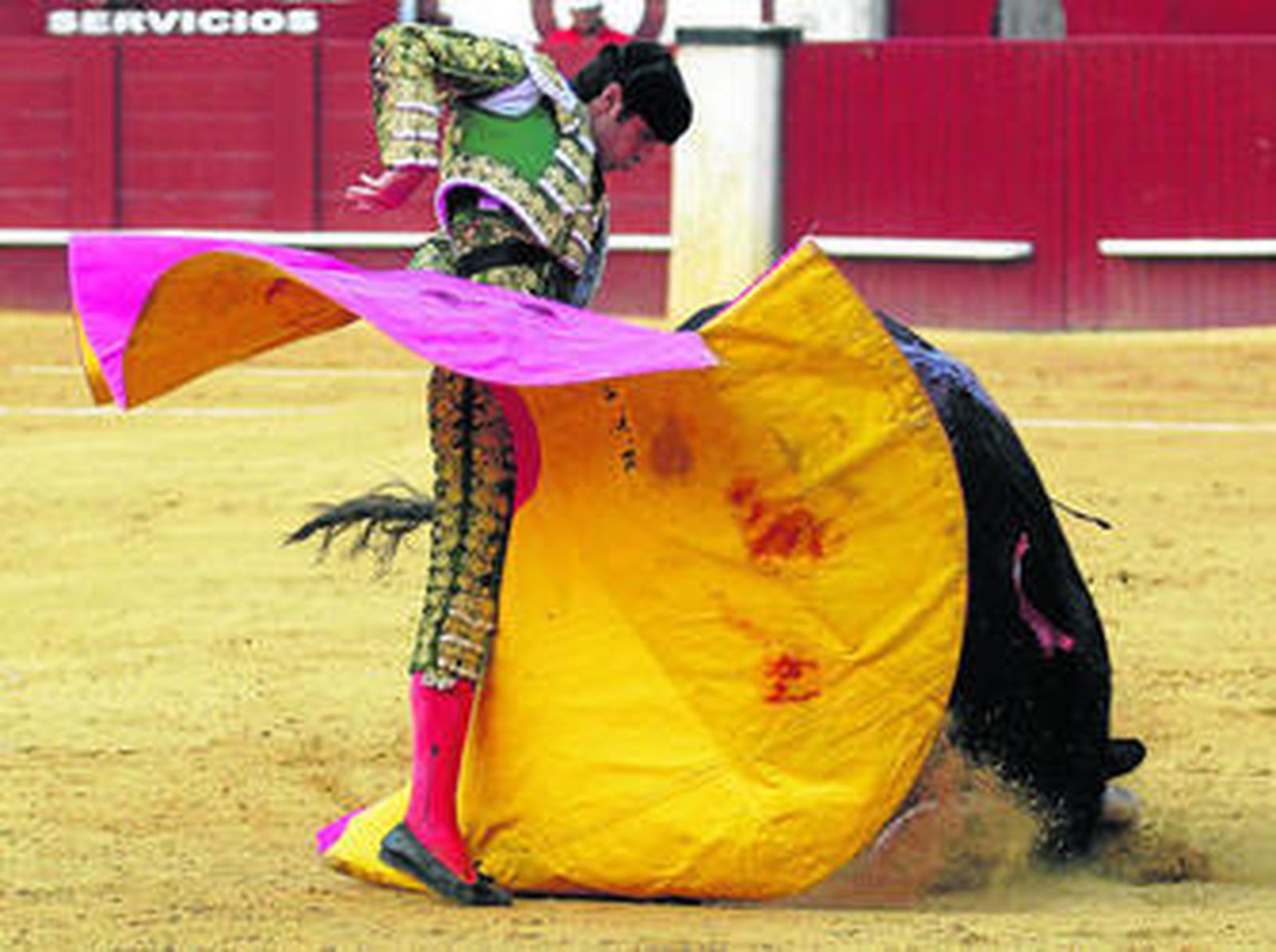 Perera practica una revolera a su oponente, ayer, en La Malagueta.