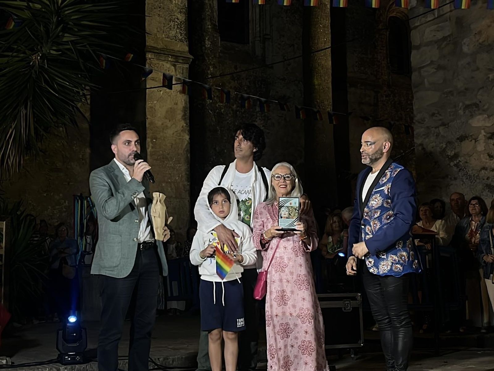 El alcalde entregó un detalle a la familia de María Jiménez.