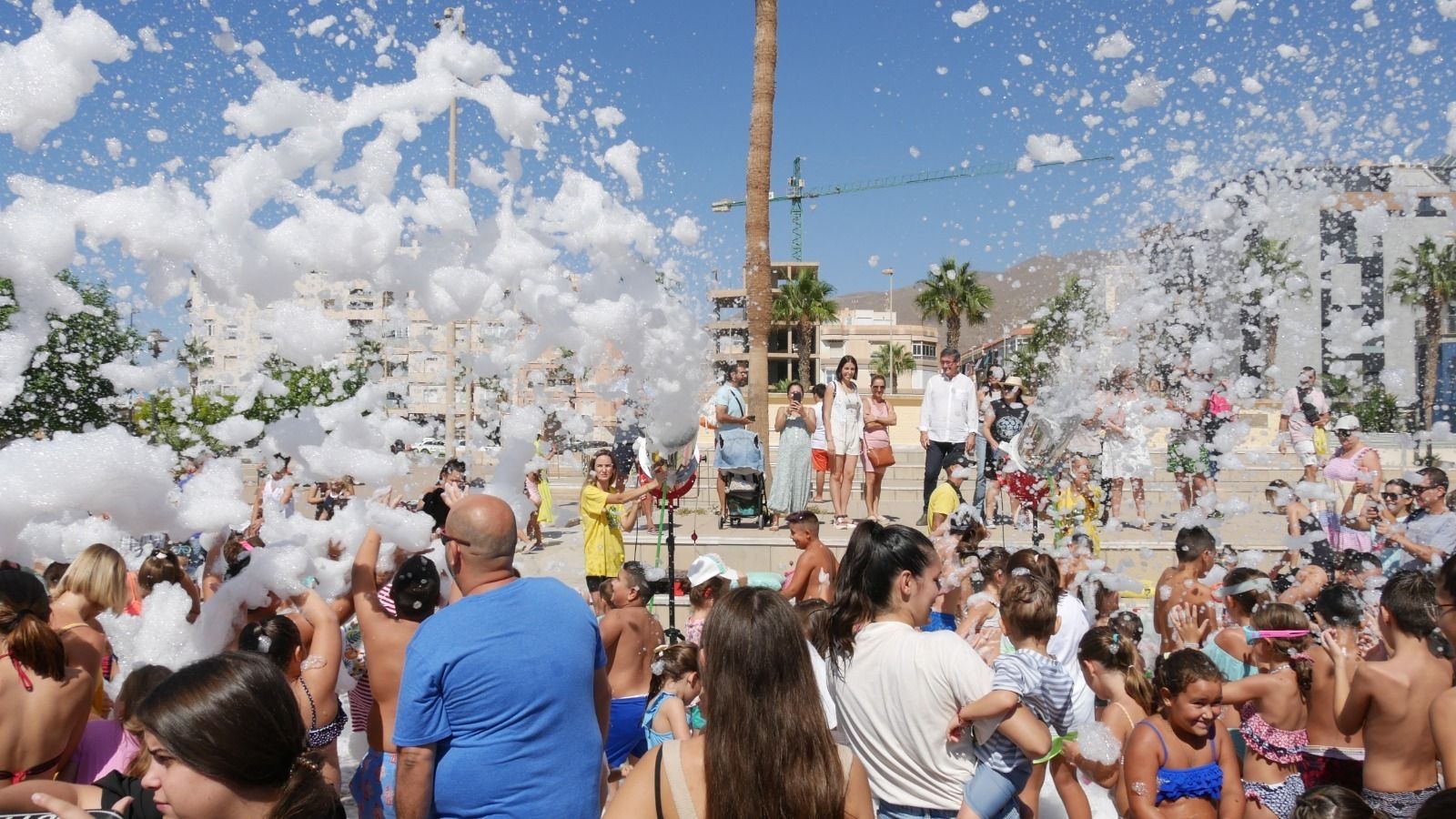 Comienza la Feria de Adracon juegos y fiesta de la espuma